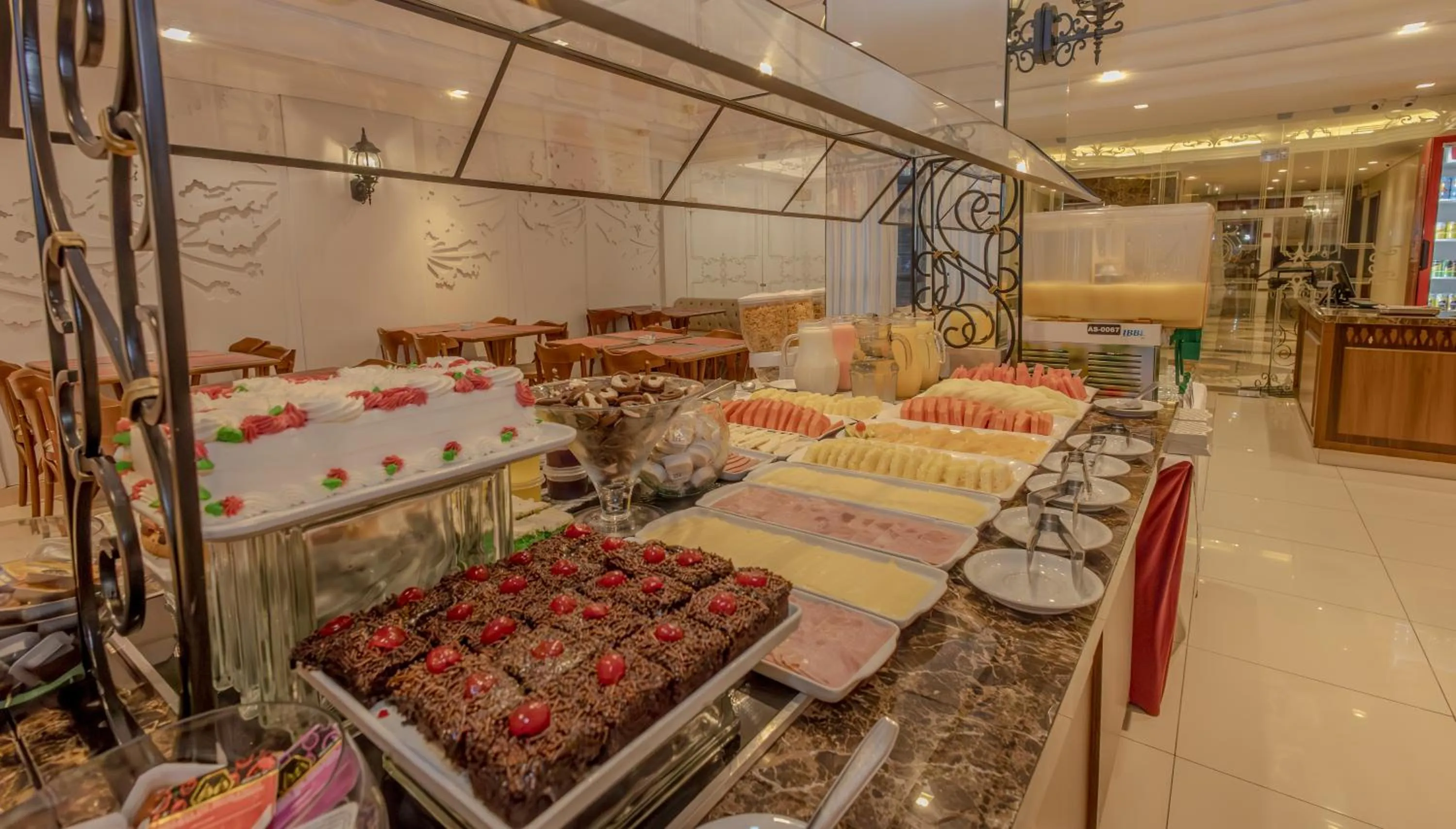 Buffet breakfast in Lizon Curitiba Hotel