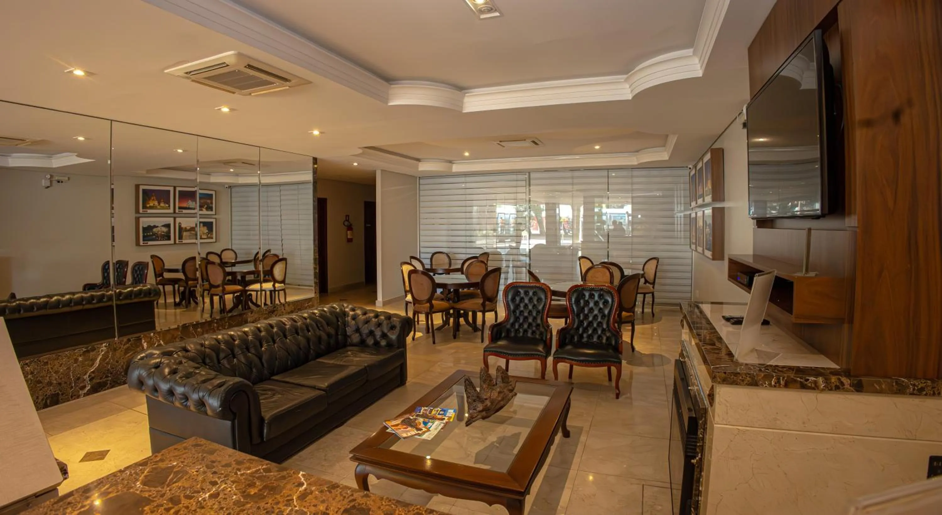 Seating area in Lizon Curitiba Hotel