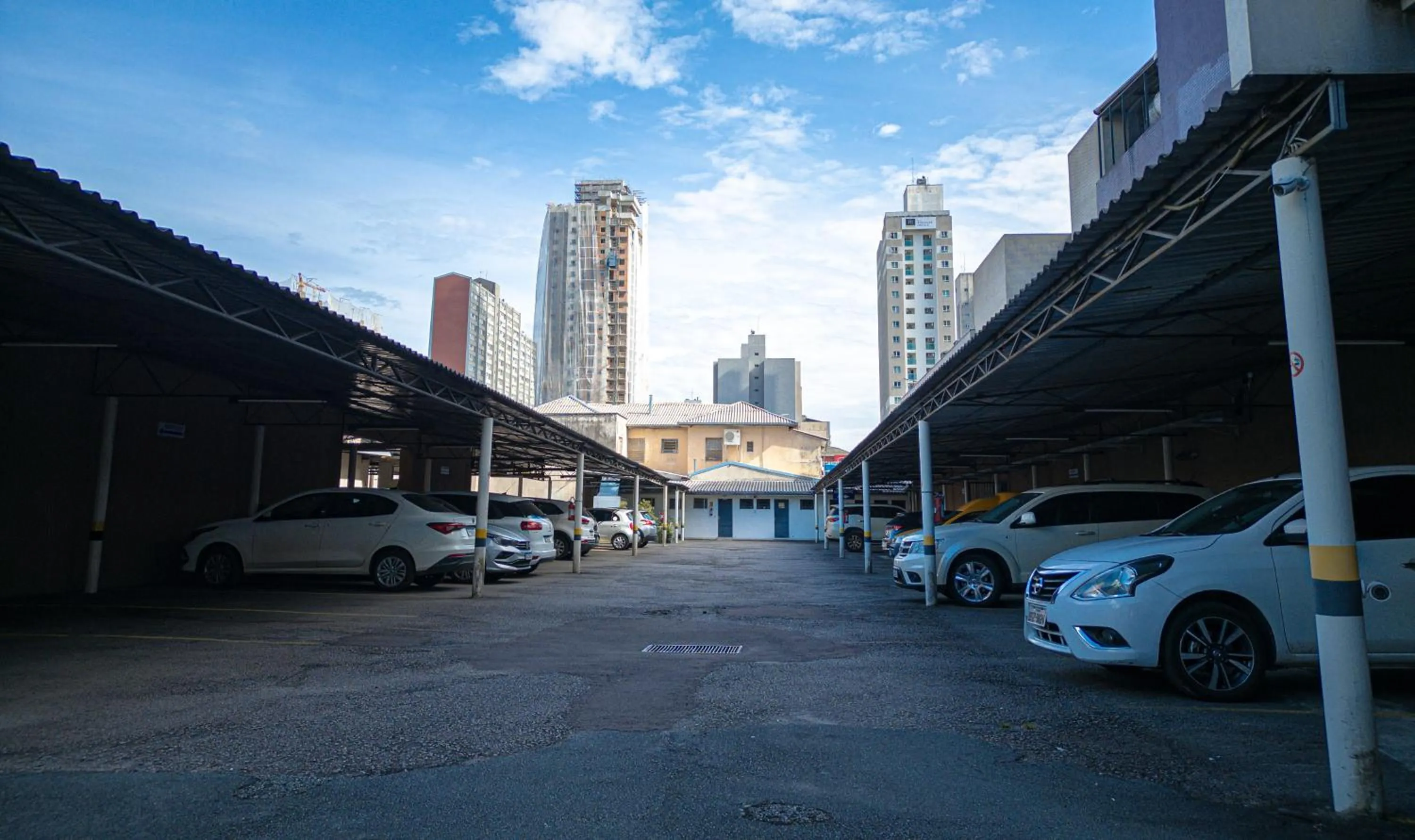 Parking in Lizon Curitiba Hotel