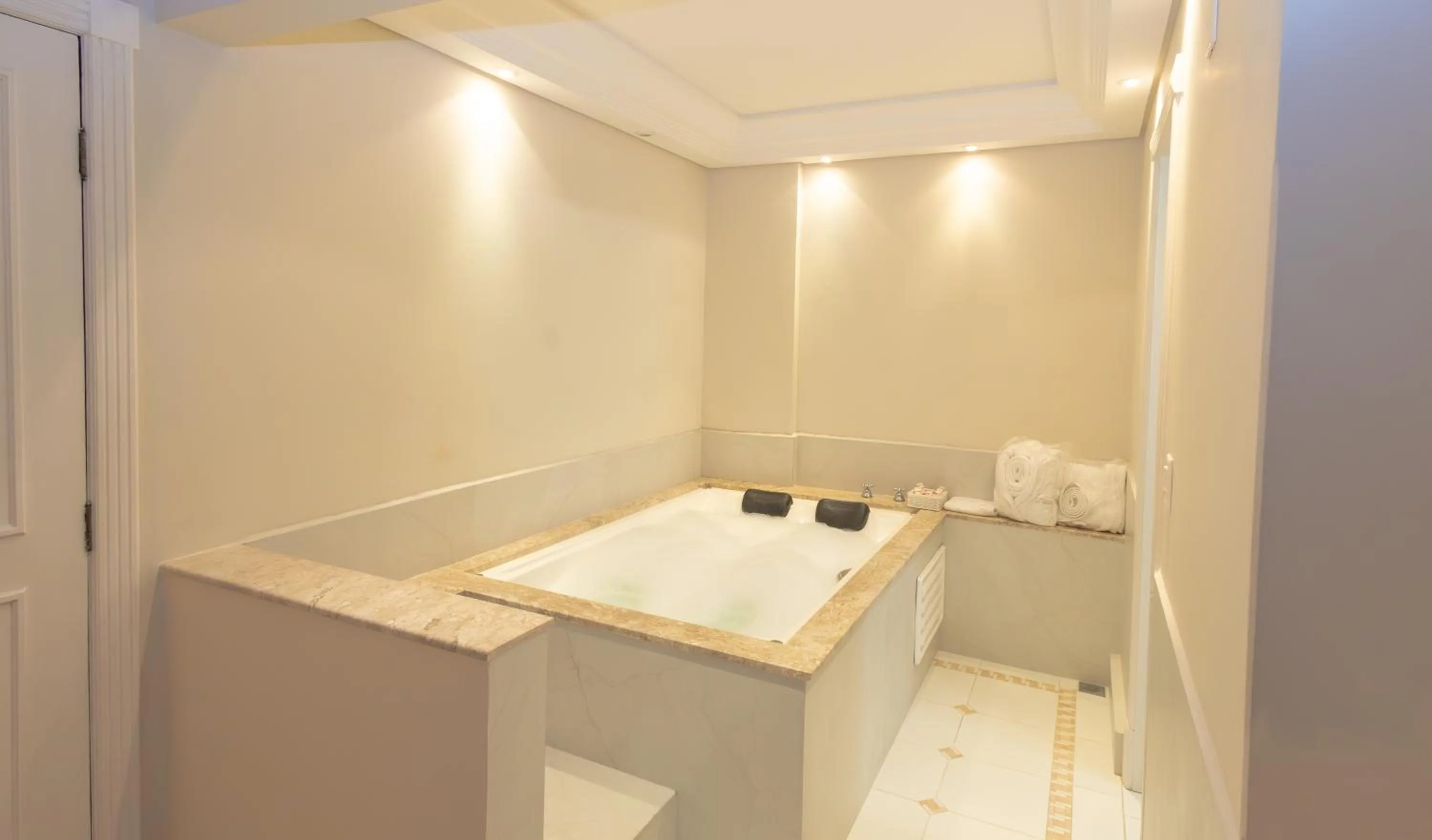 Hot Tub in Lizon Curitiba Hotel