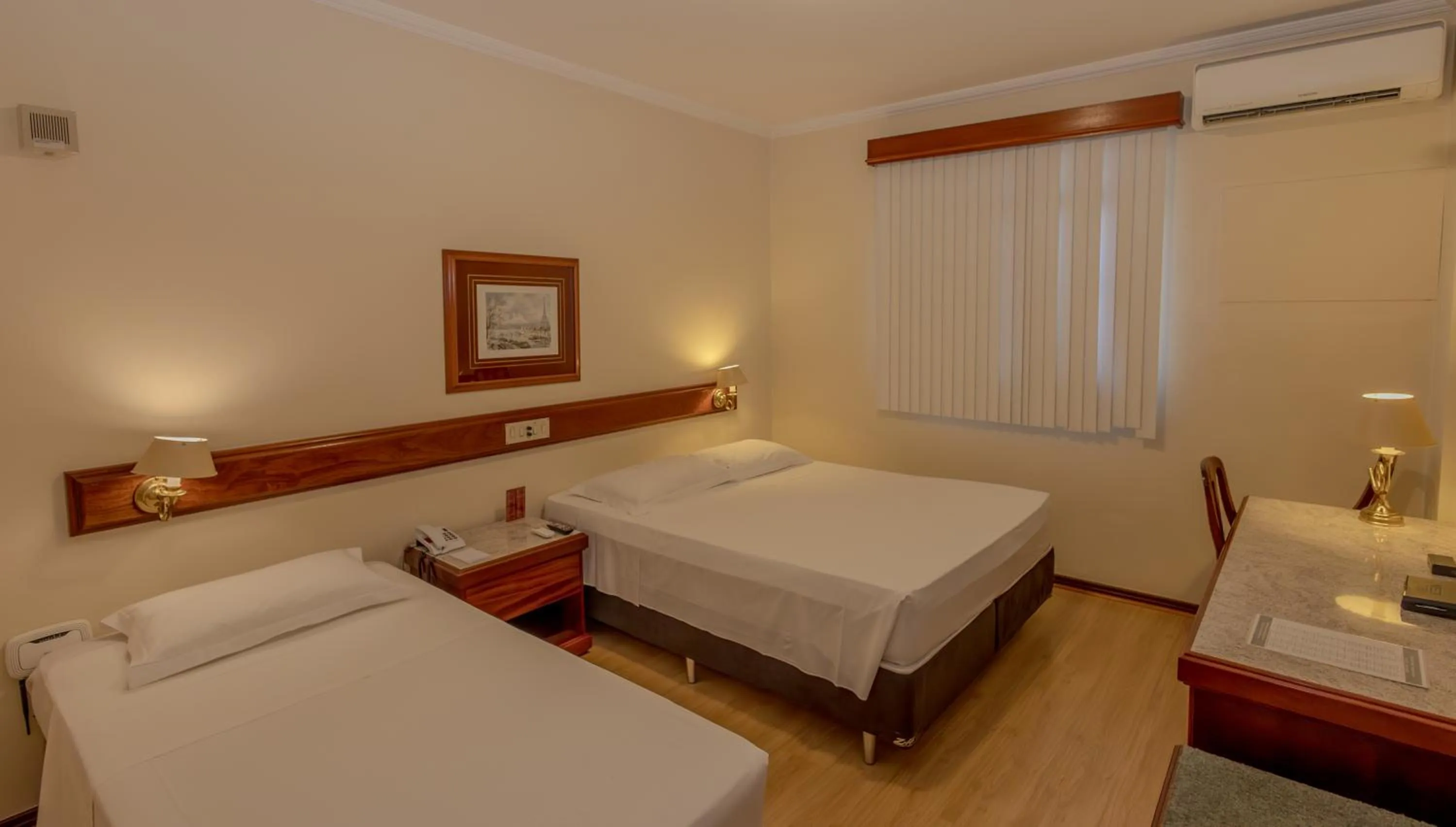 Photo of the whole room, Bed in Lizon Curitiba Hotel