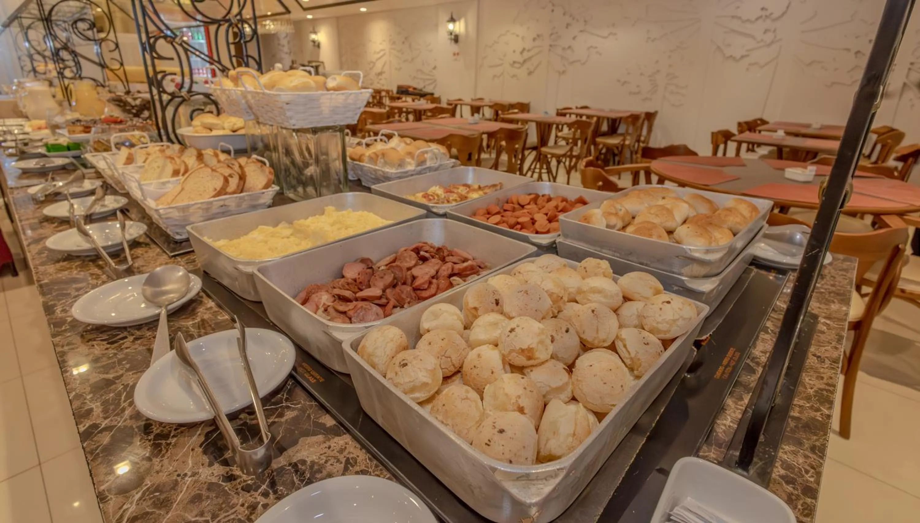 Buffet breakfast in Lizon Curitiba Hotel