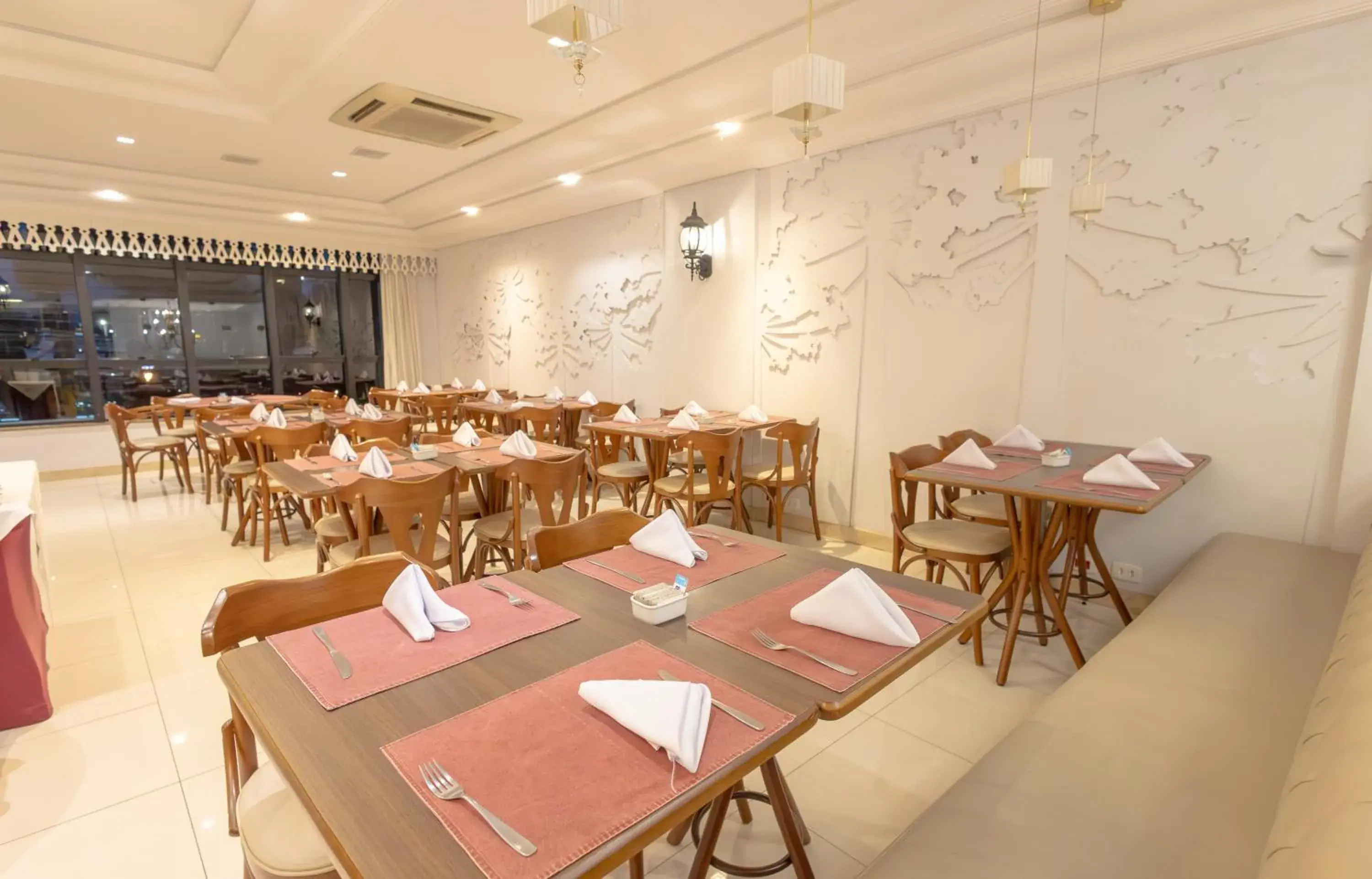 Restaurant/places to eat in Lizon Curitiba Hotel Restaurant/places to eat in Lizon Curitiba Hotel