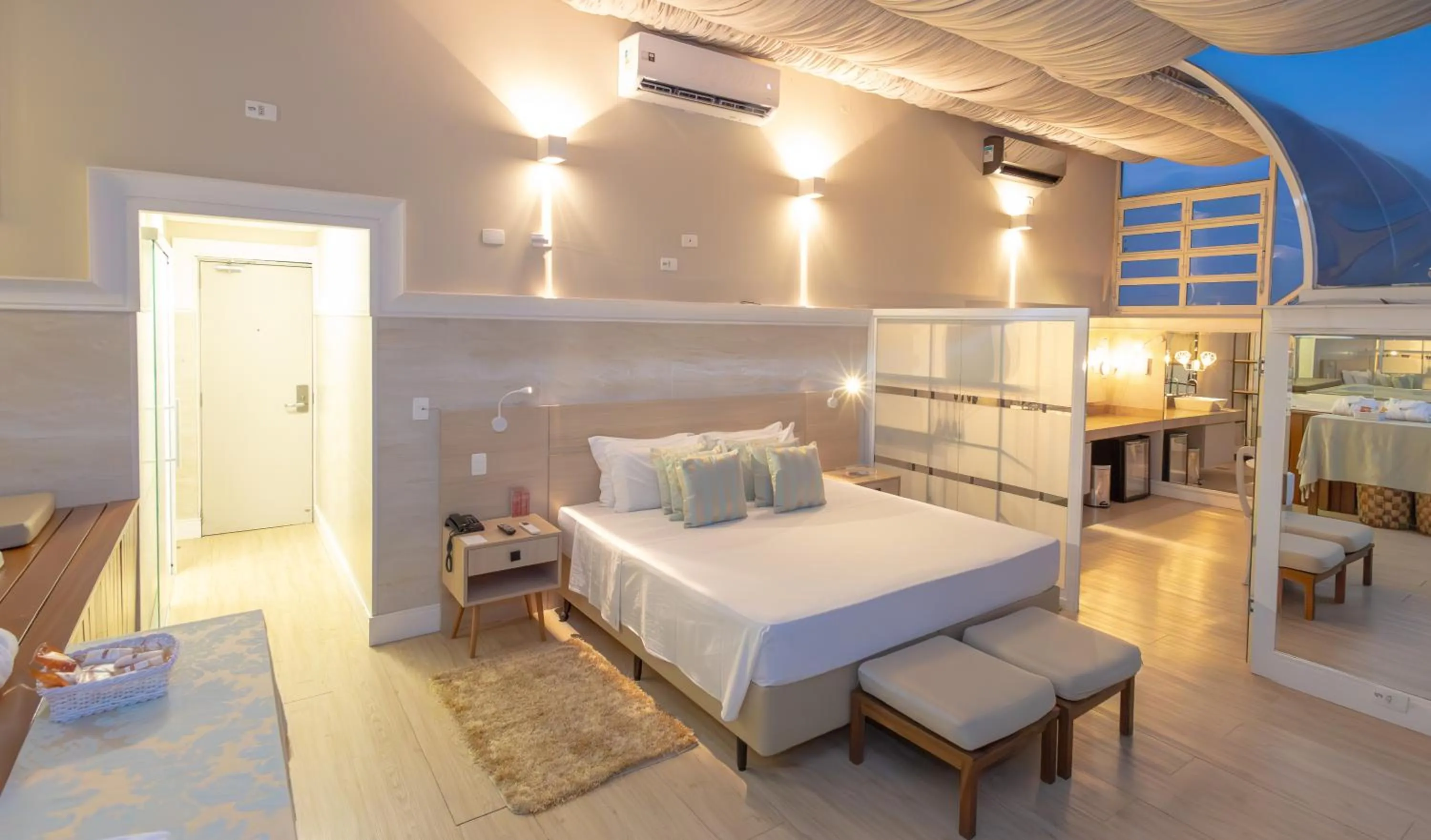 Photo of the whole room, Bed in Lizon Curitiba Hotel