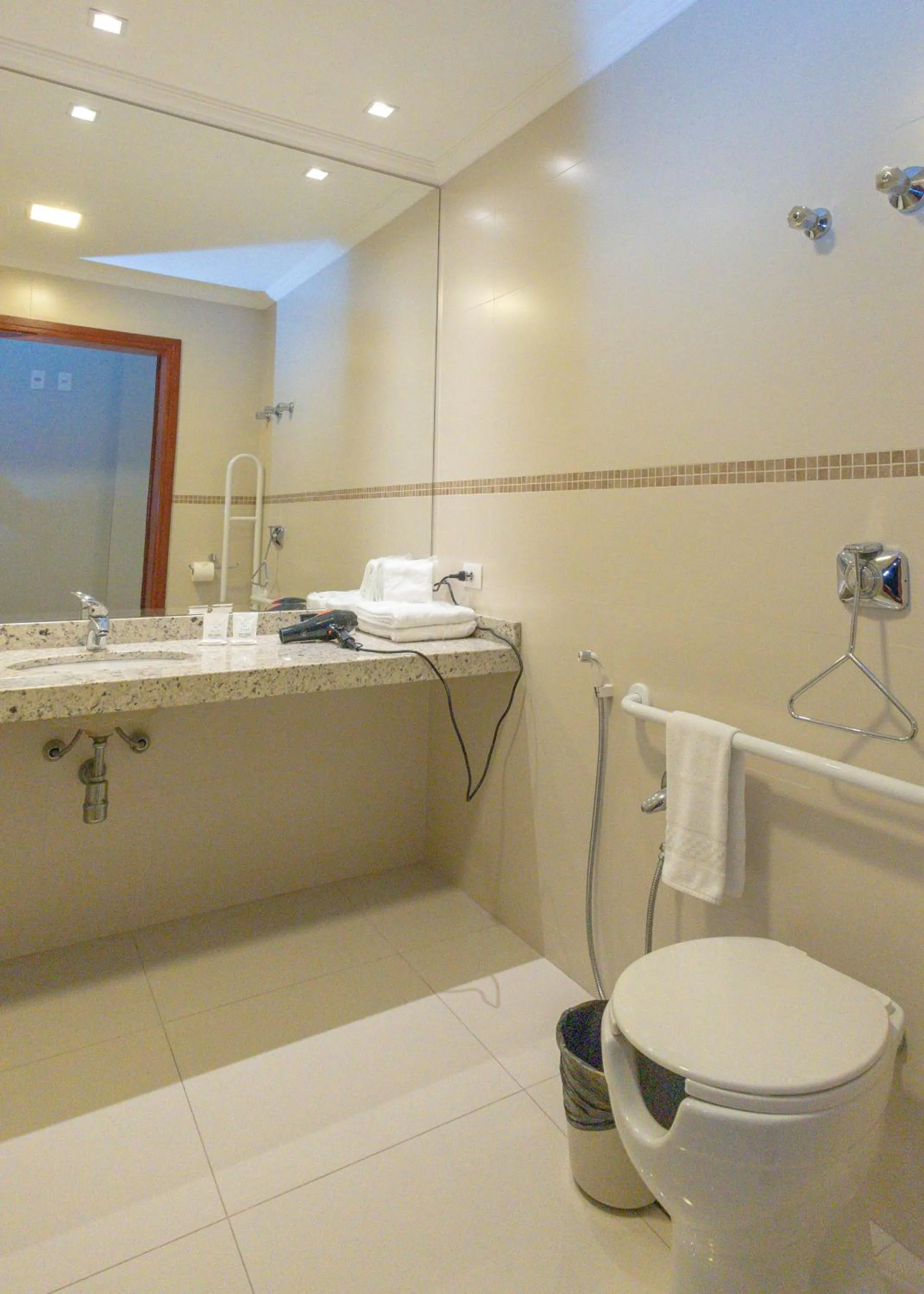 Bathroom in Lizon Curitiba Hotel