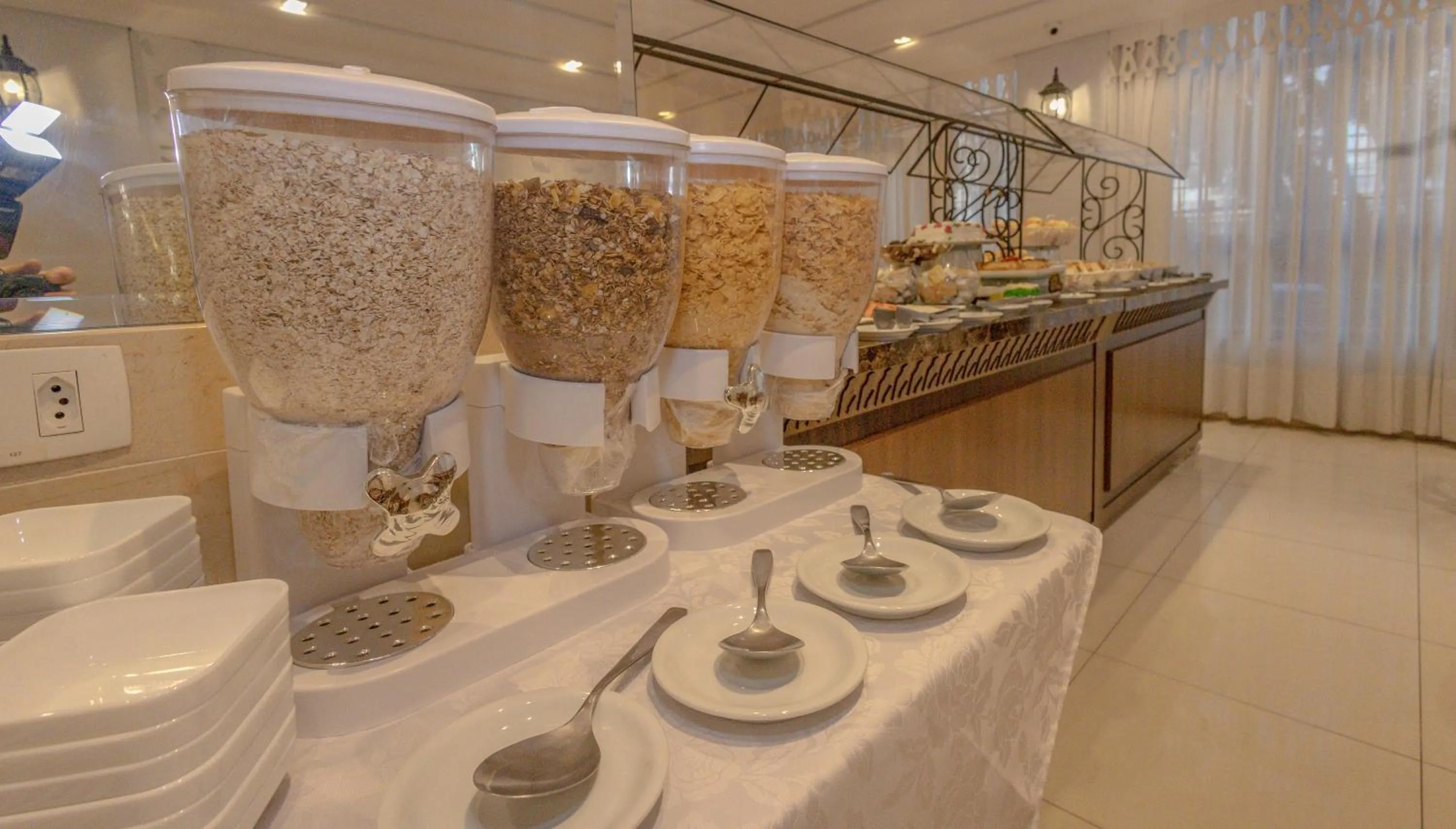 Buffet breakfast in Lizon Curitiba Hotel