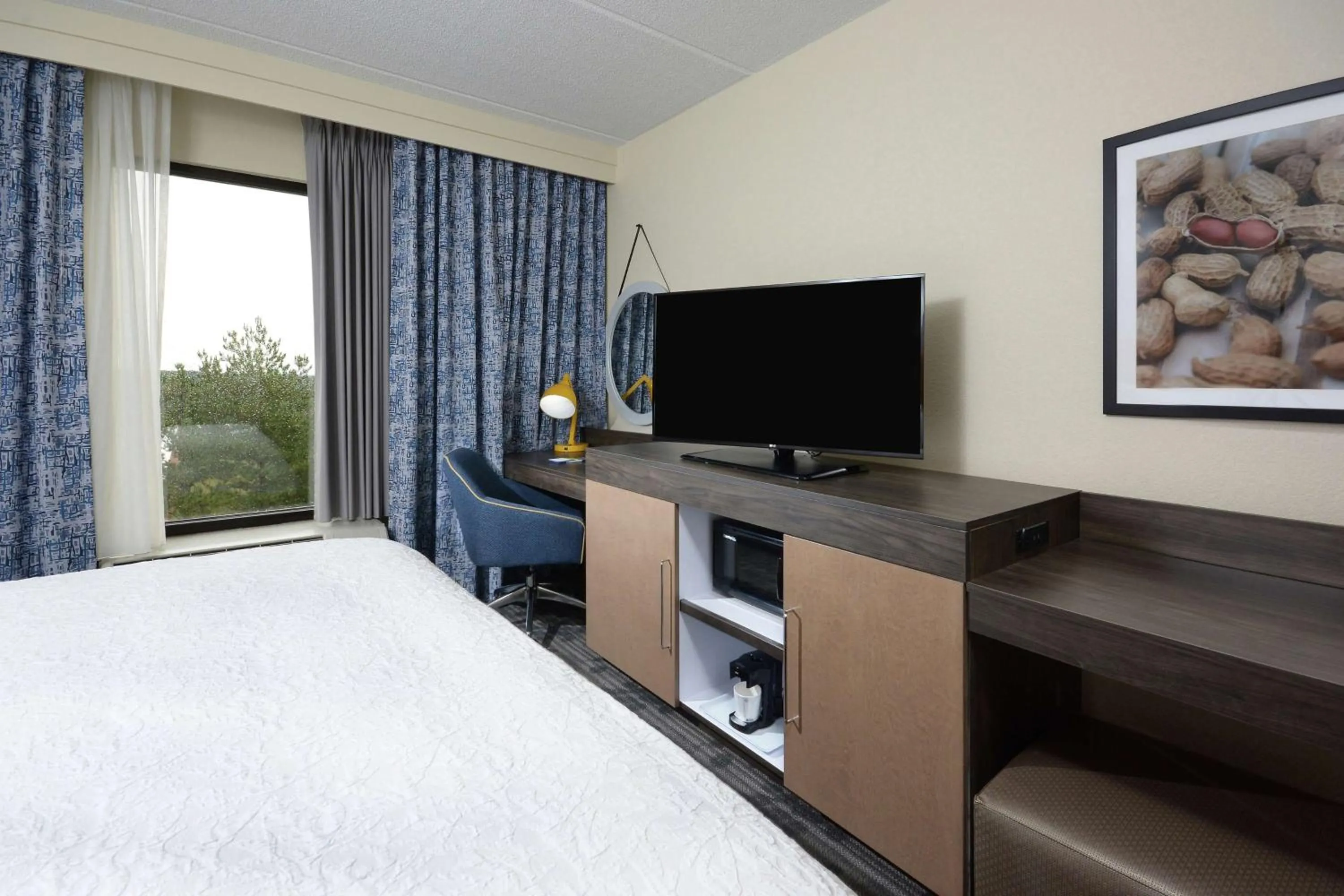 Bed in Hampton Inn & Suites Greenville/Spartanburg I-85