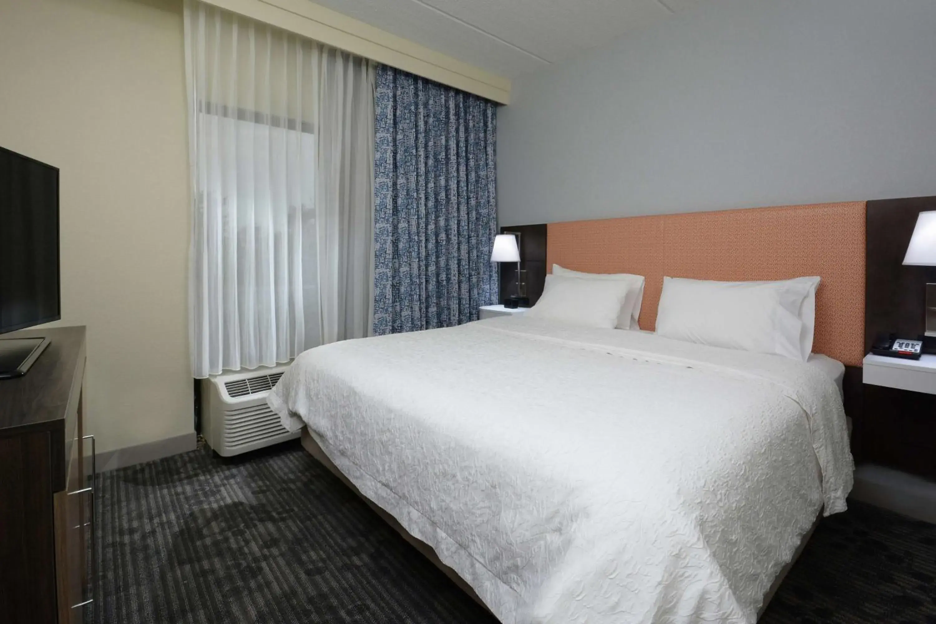 Bed in Hampton Inn & Suites Greenville/Spartanburg I-85 Bed in Hampton Inn & Suites Greenville/Spartanburg I-85