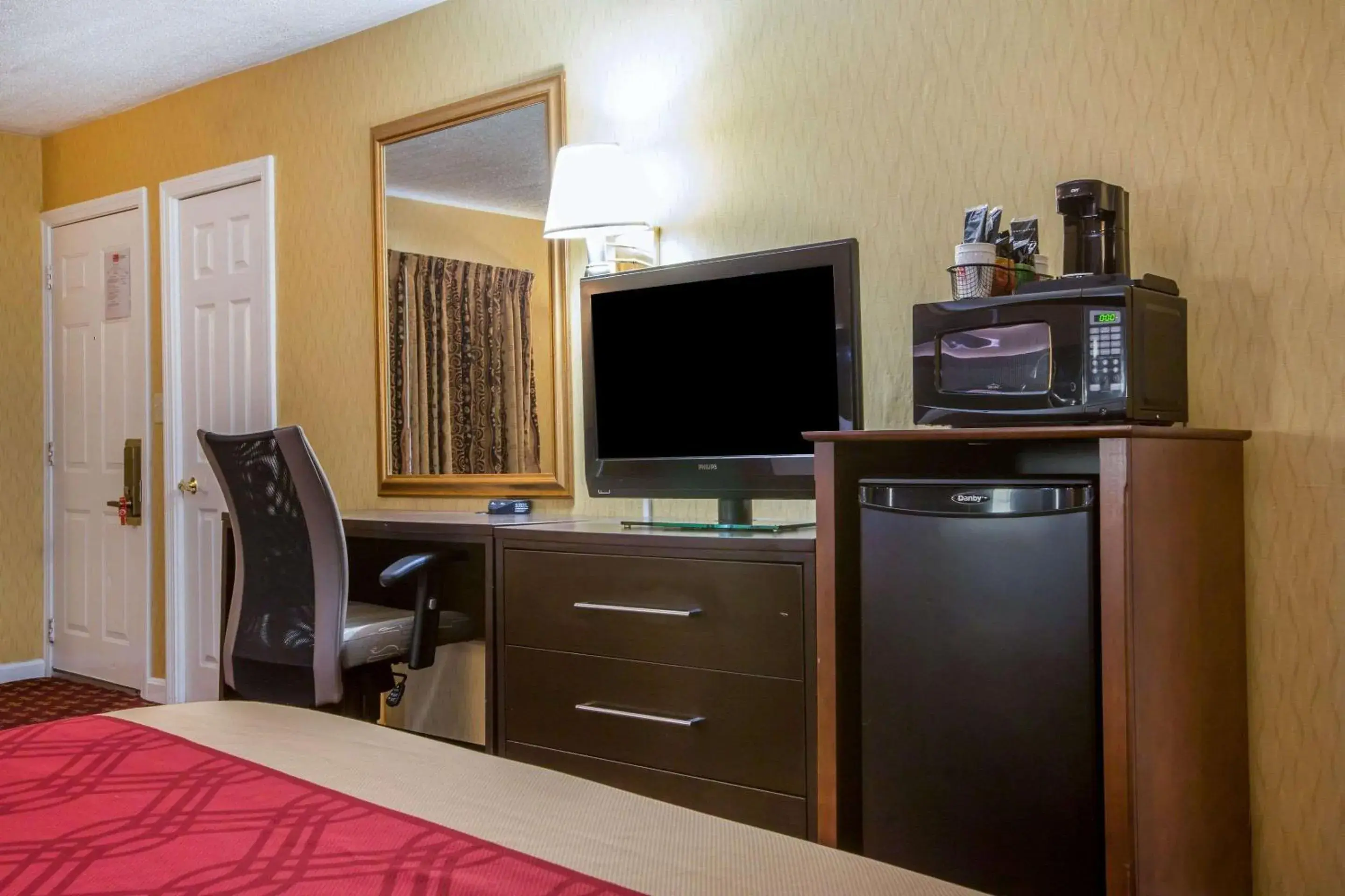 Photo of the whole room, TV/Entertainment Center in Econo Lodge Montpelier I-89