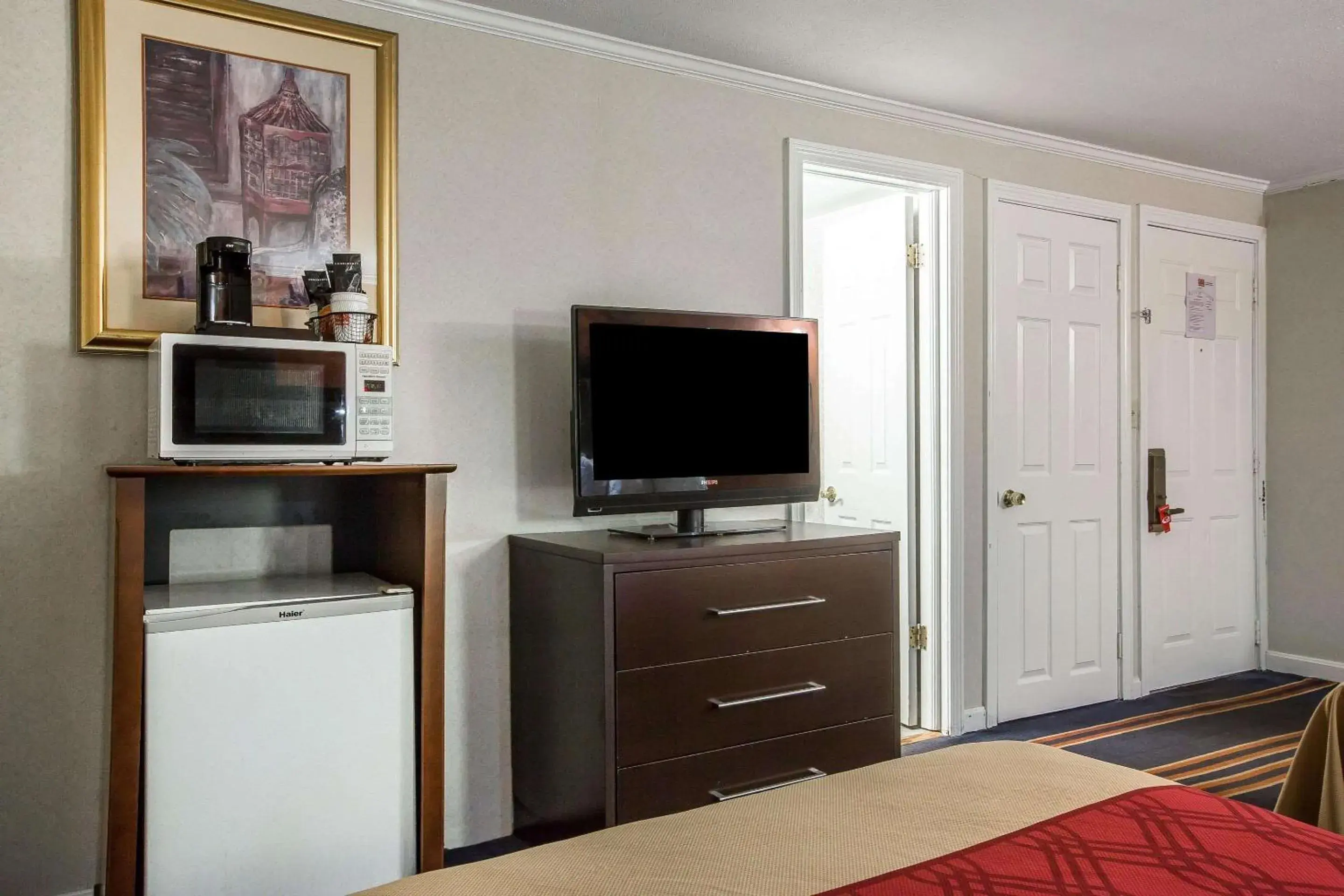 Photo of the whole room, TV/Entertainment Center in Econo Lodge Montpelier I-89