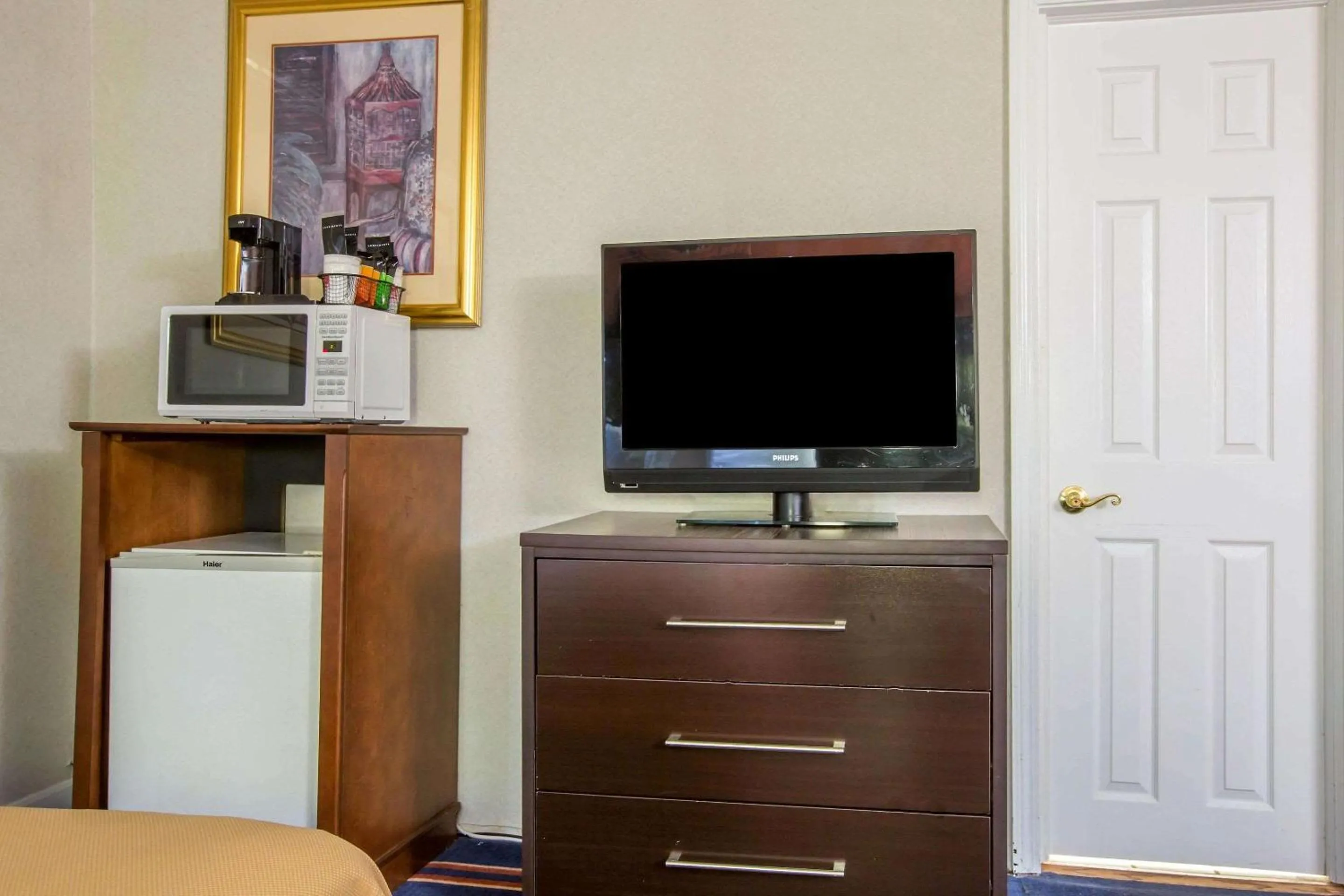 Photo of the whole room, TV/Entertainment Center in Econo Lodge Montpelier I-89