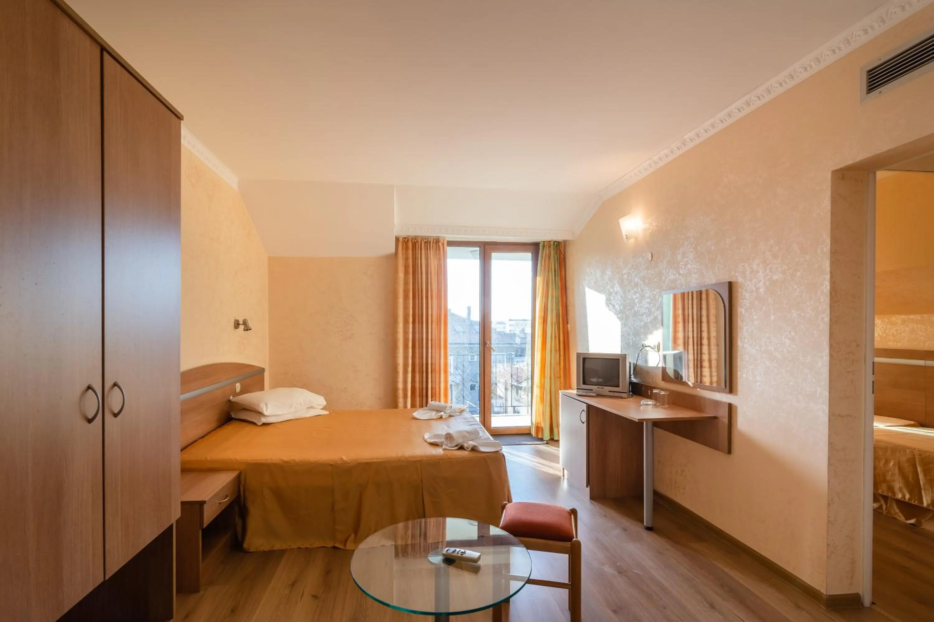 Shower, Bed in Hotel Zeus