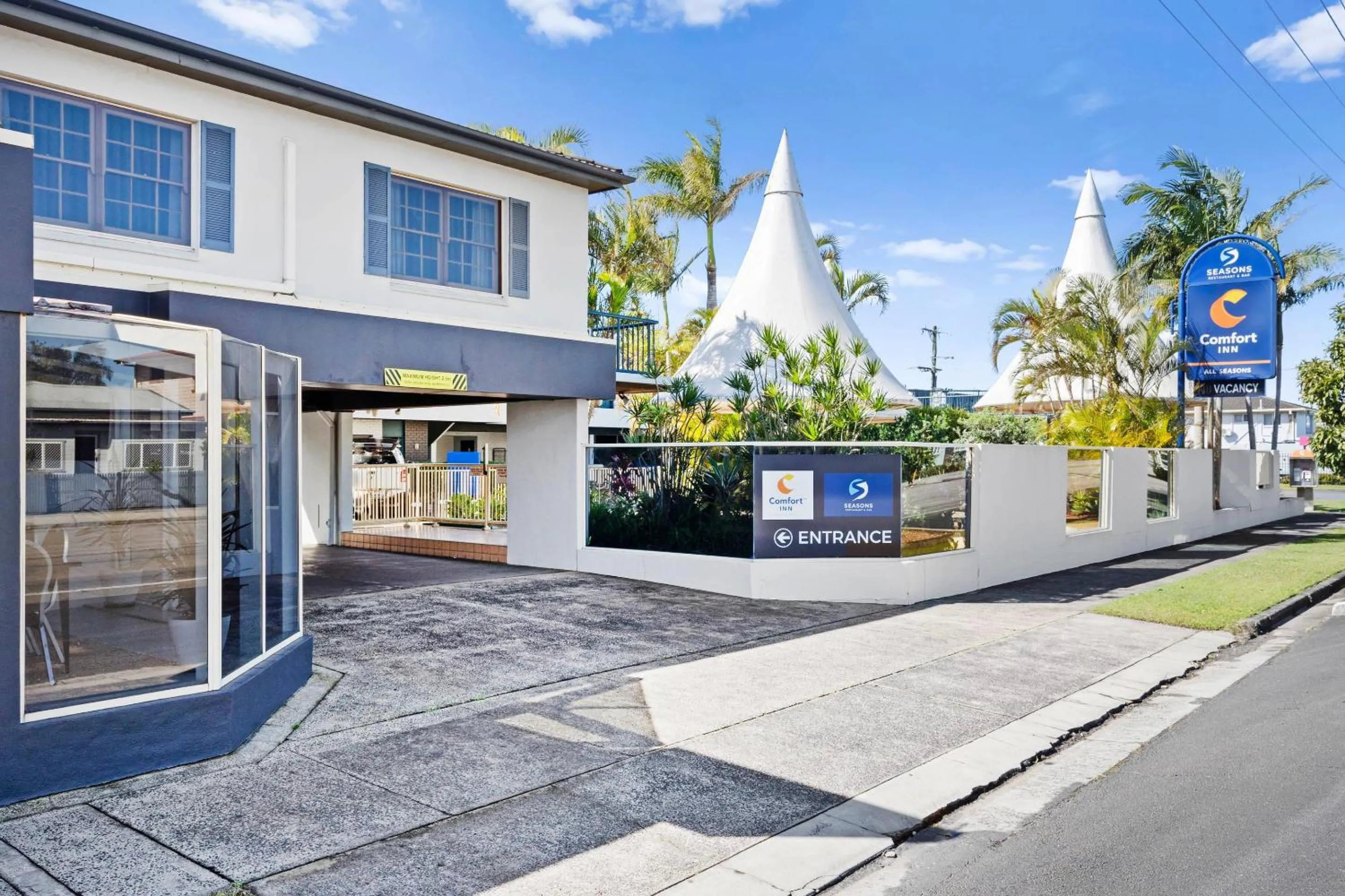 Property building in Comfort Inn All Seasons