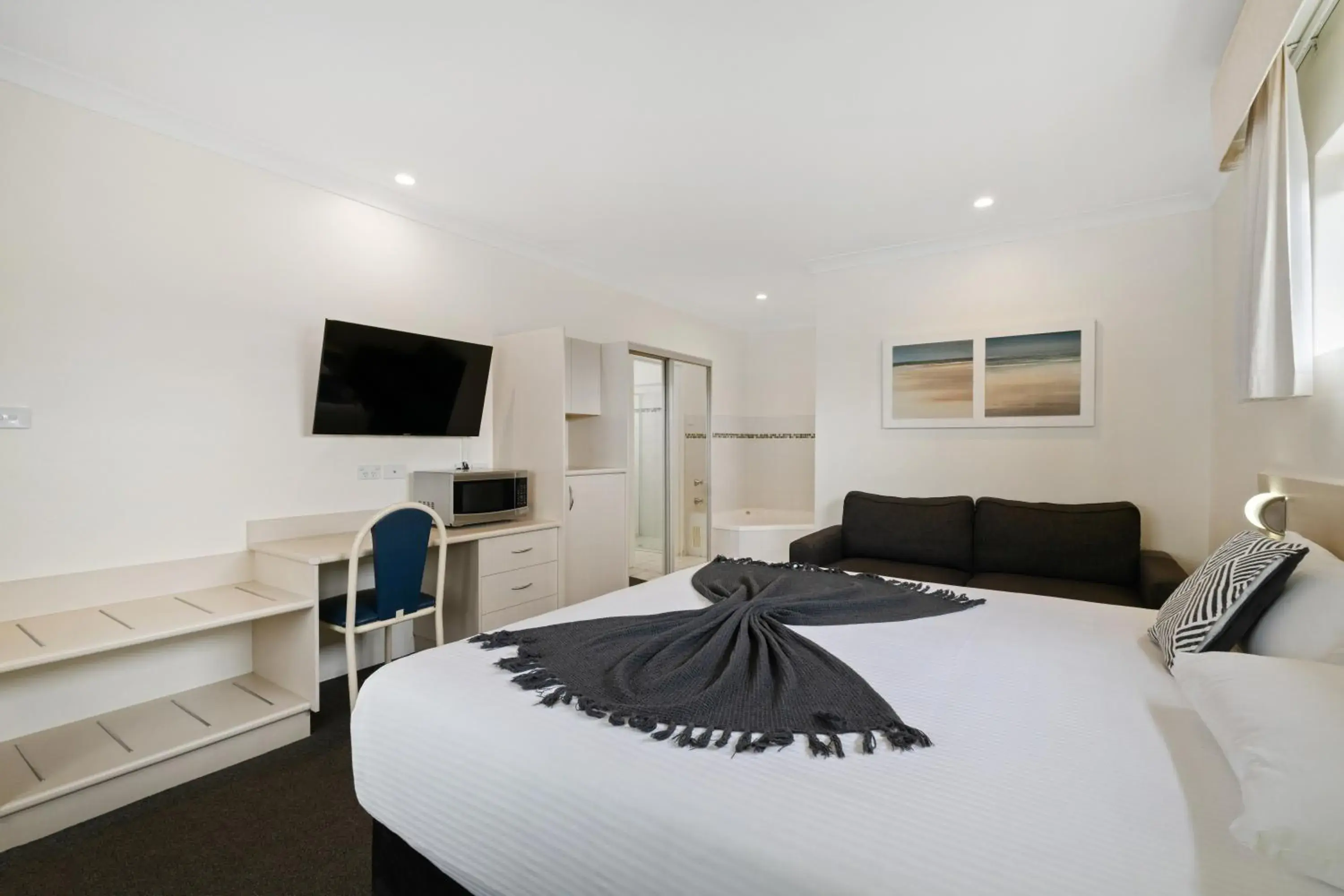 Queen Room with Spa Whirlpool - Non Smoking in Comfort Inn All Seasons Queen Room with Spa Whirlpool - Non Smoking in Comfort Inn All Seasons