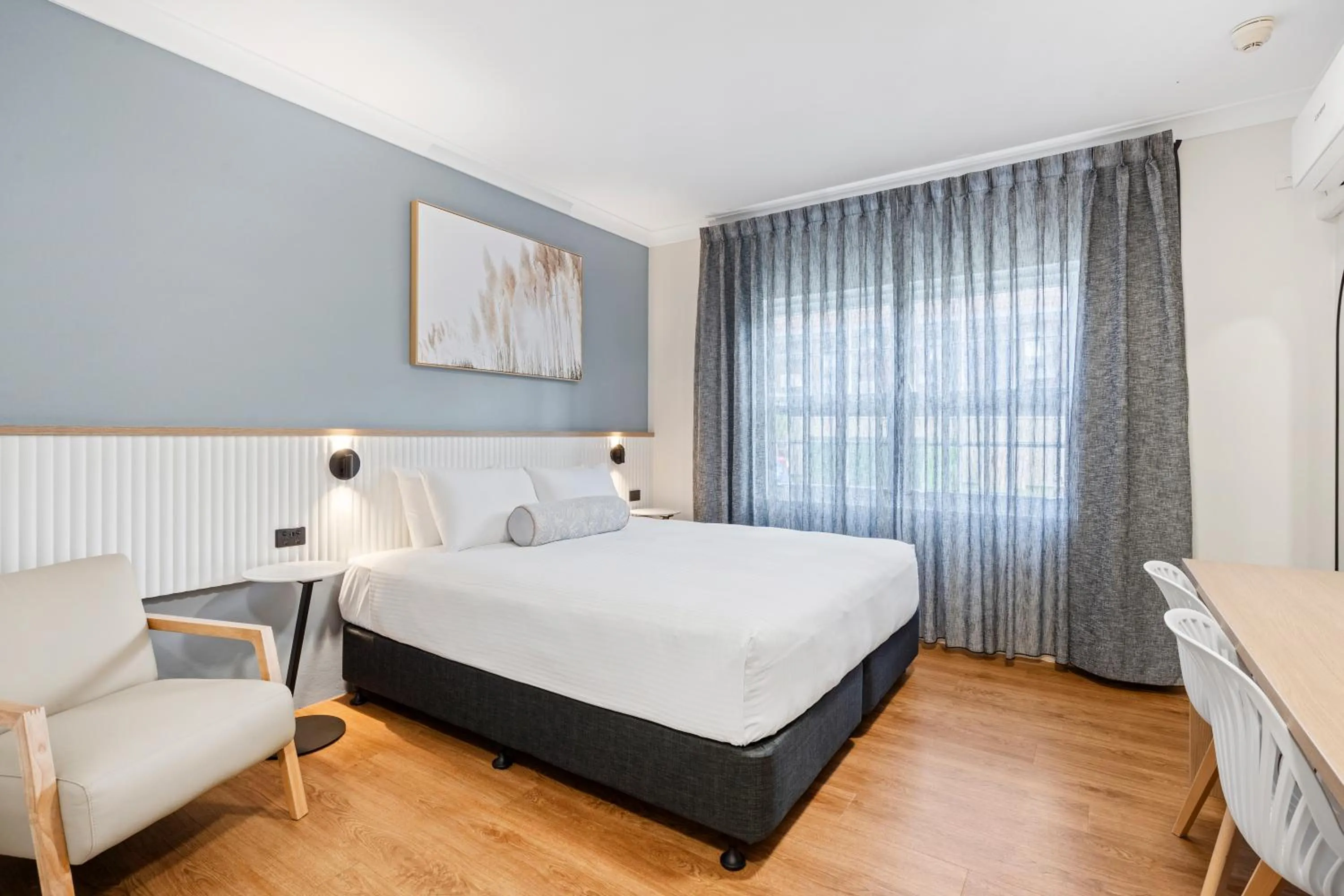 Photo of the whole room, Bed in Comfort Inn All Seasons