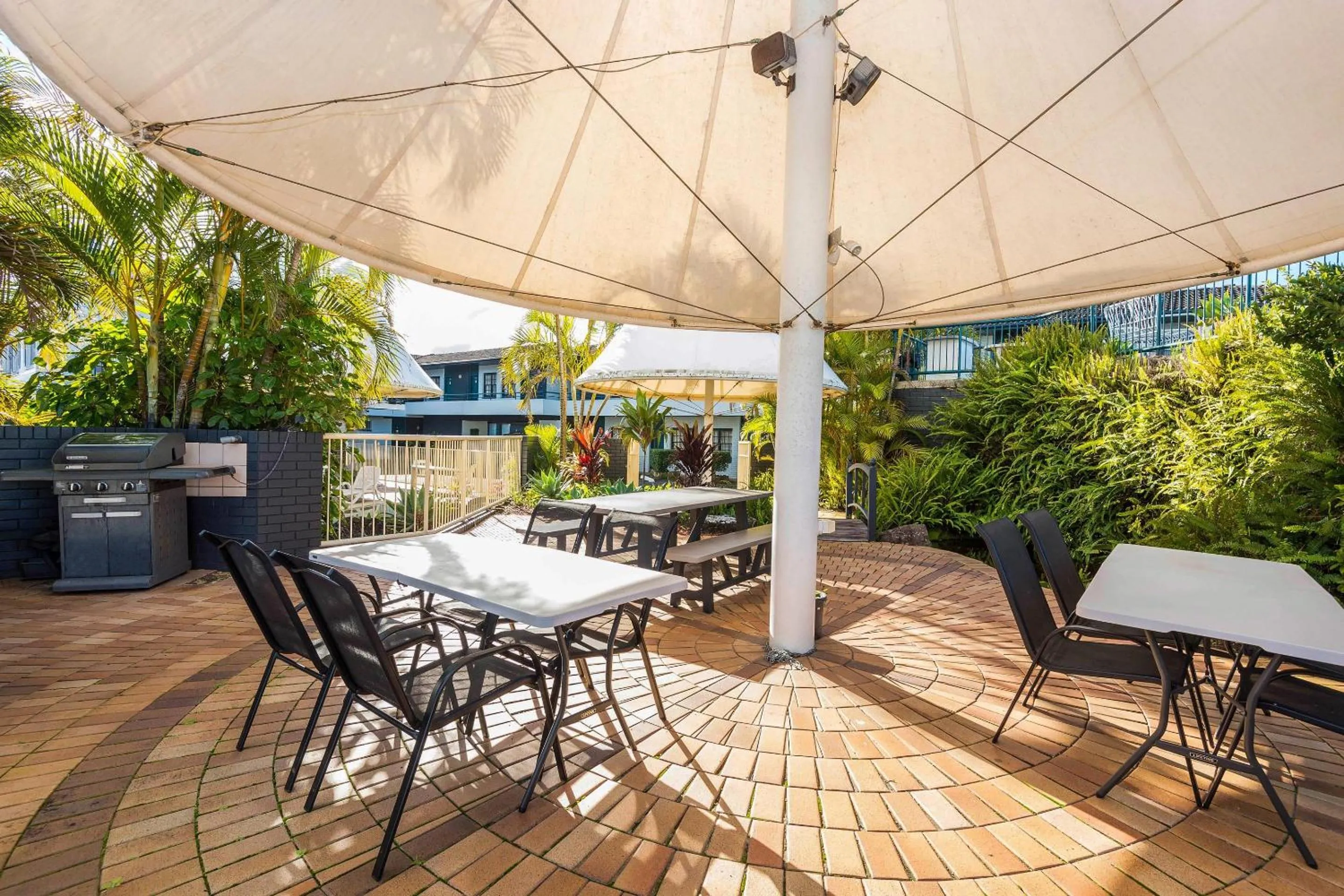 Swimming pool in Comfort Inn All Seasons