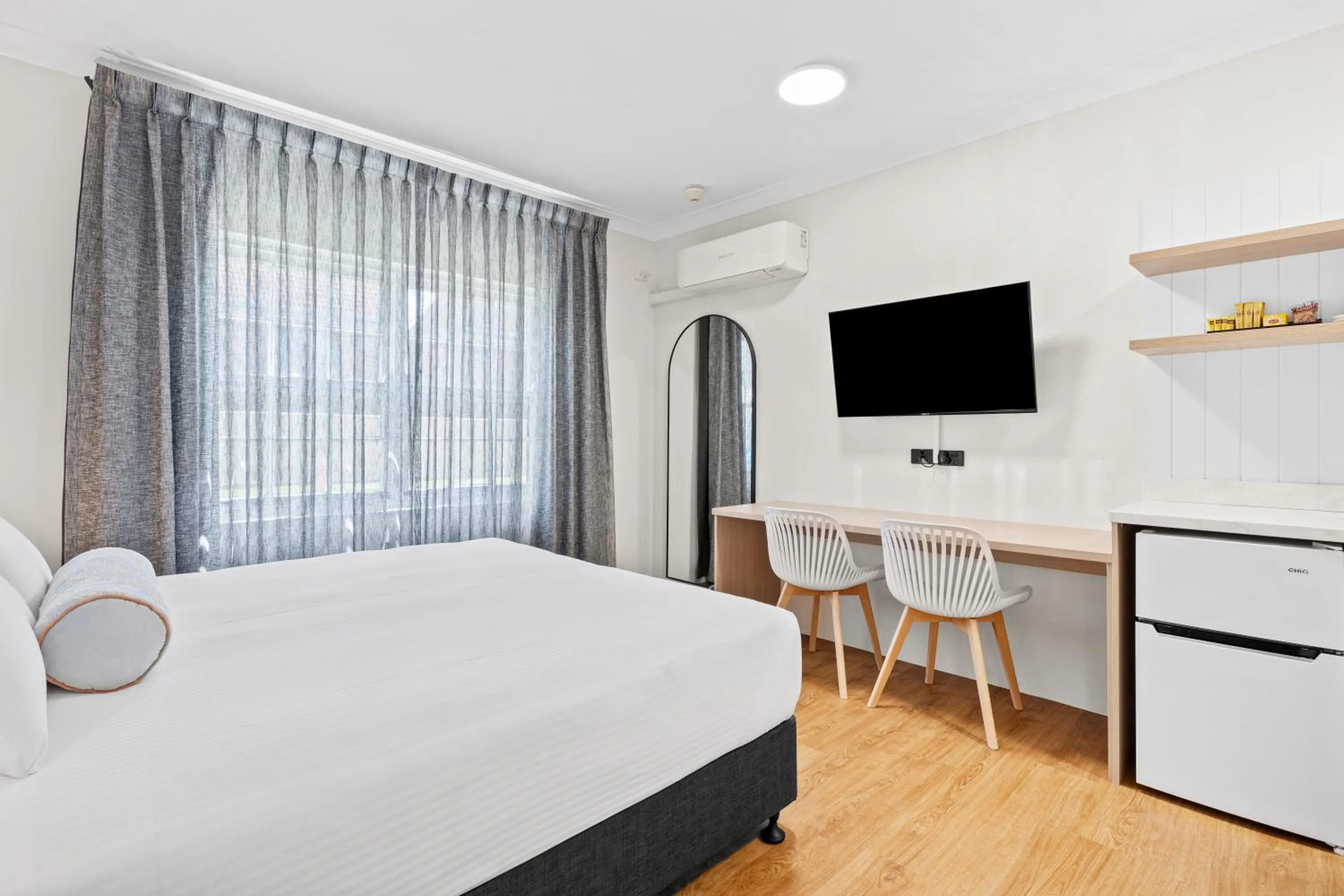 Bed in Comfort Inn All Seasons