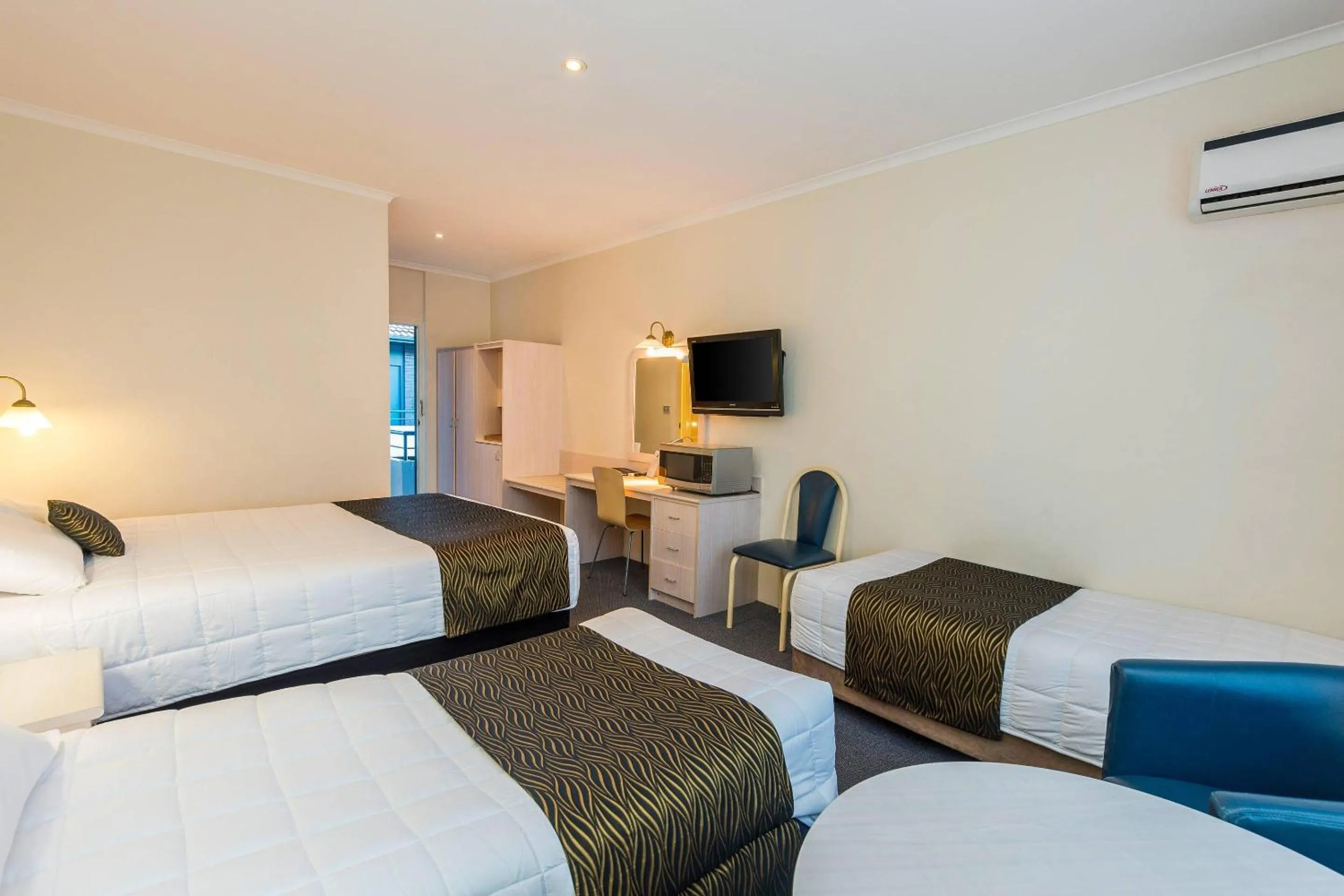 Bedroom, Bed in Comfort Inn All Seasons