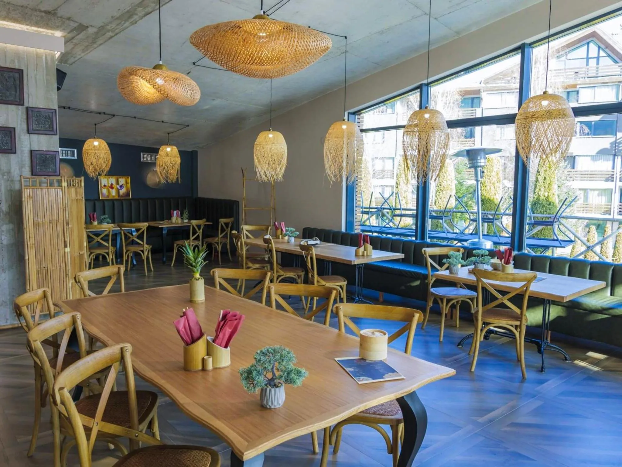 Restaurant/places to eat in Local Stay Hotel, BW Signature Collection