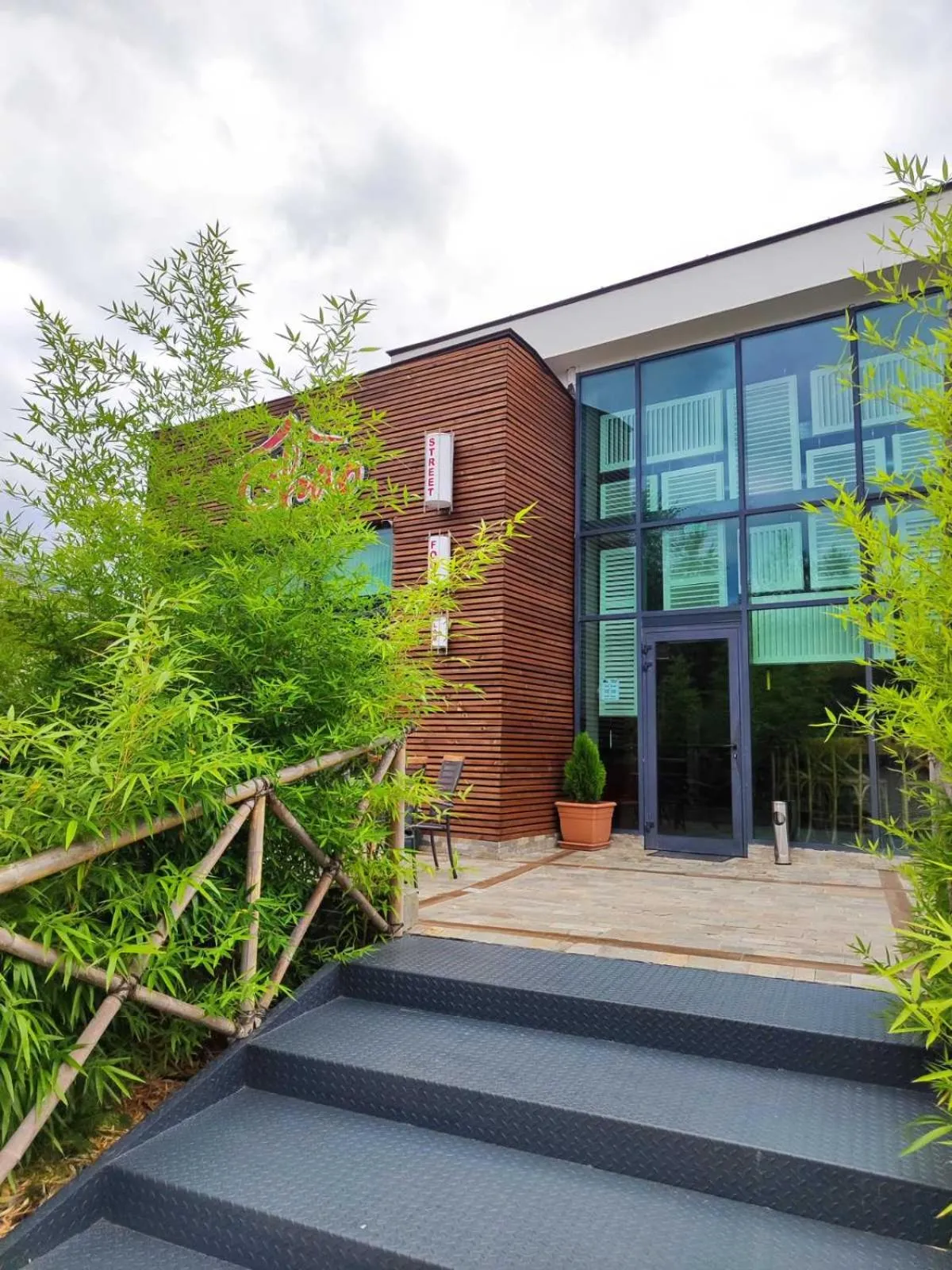 Restaurant/places to eat in Local Stay Hotel, BW Signature Collection