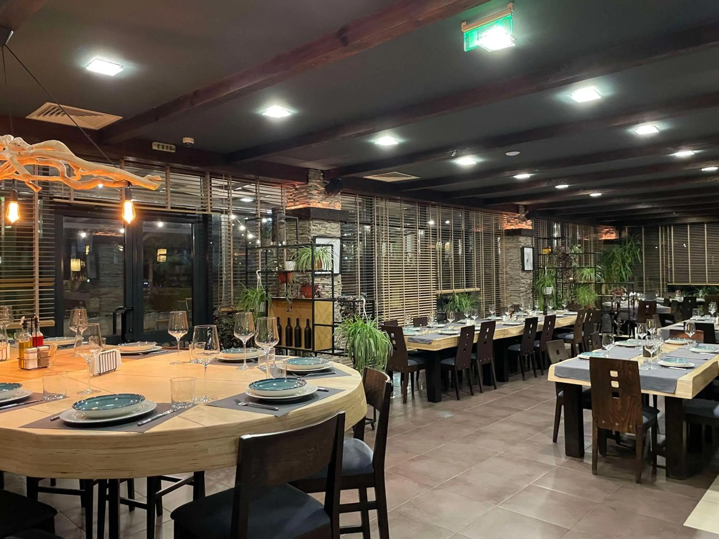 Restaurant/places to eat in Local Stay Hotel, BW Signature Collection