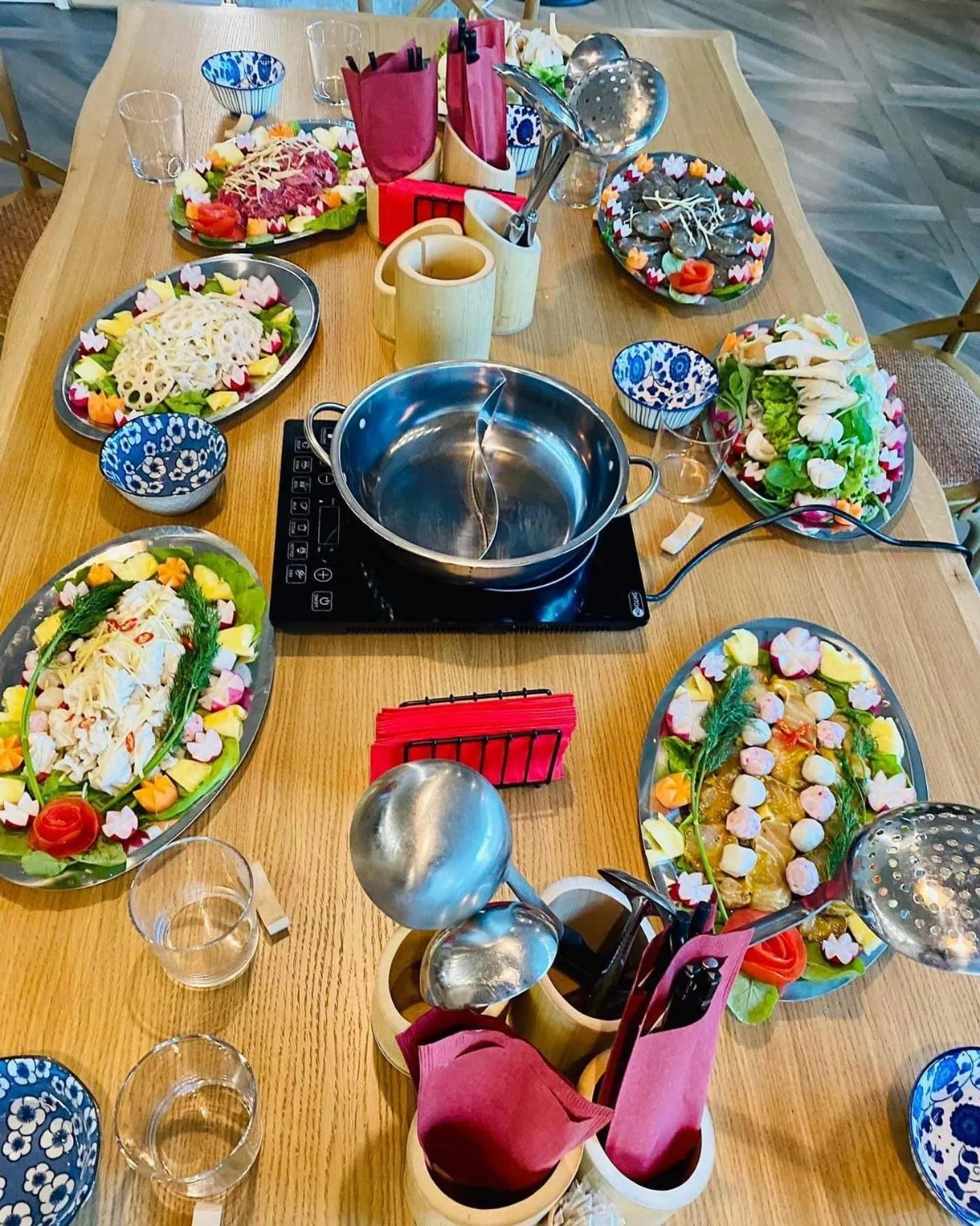 Restaurant/places to eat in Local Stay Hotel, BW Signature Collection