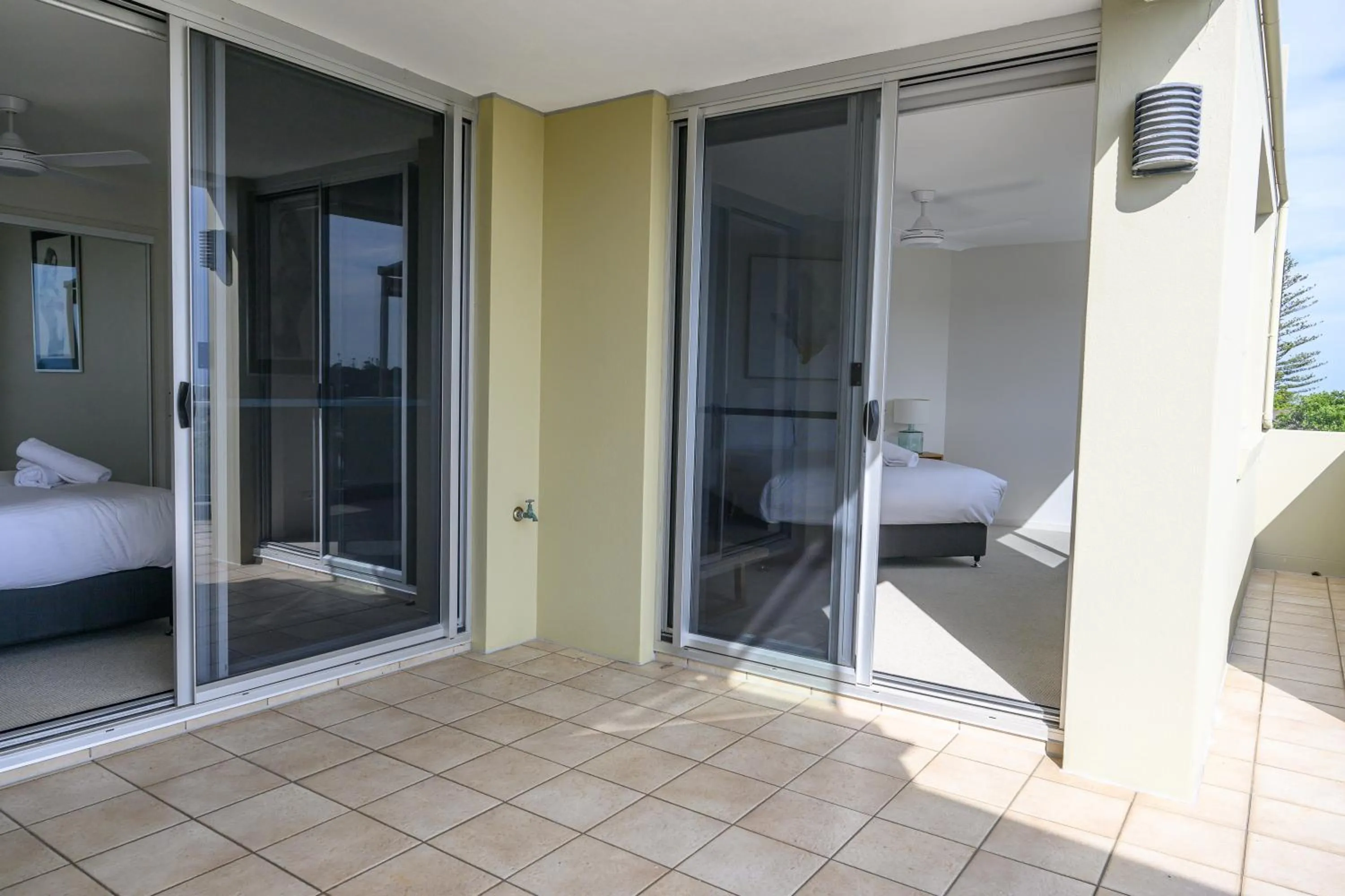 Balcony/Terrace, Bed in Grandview Apartments