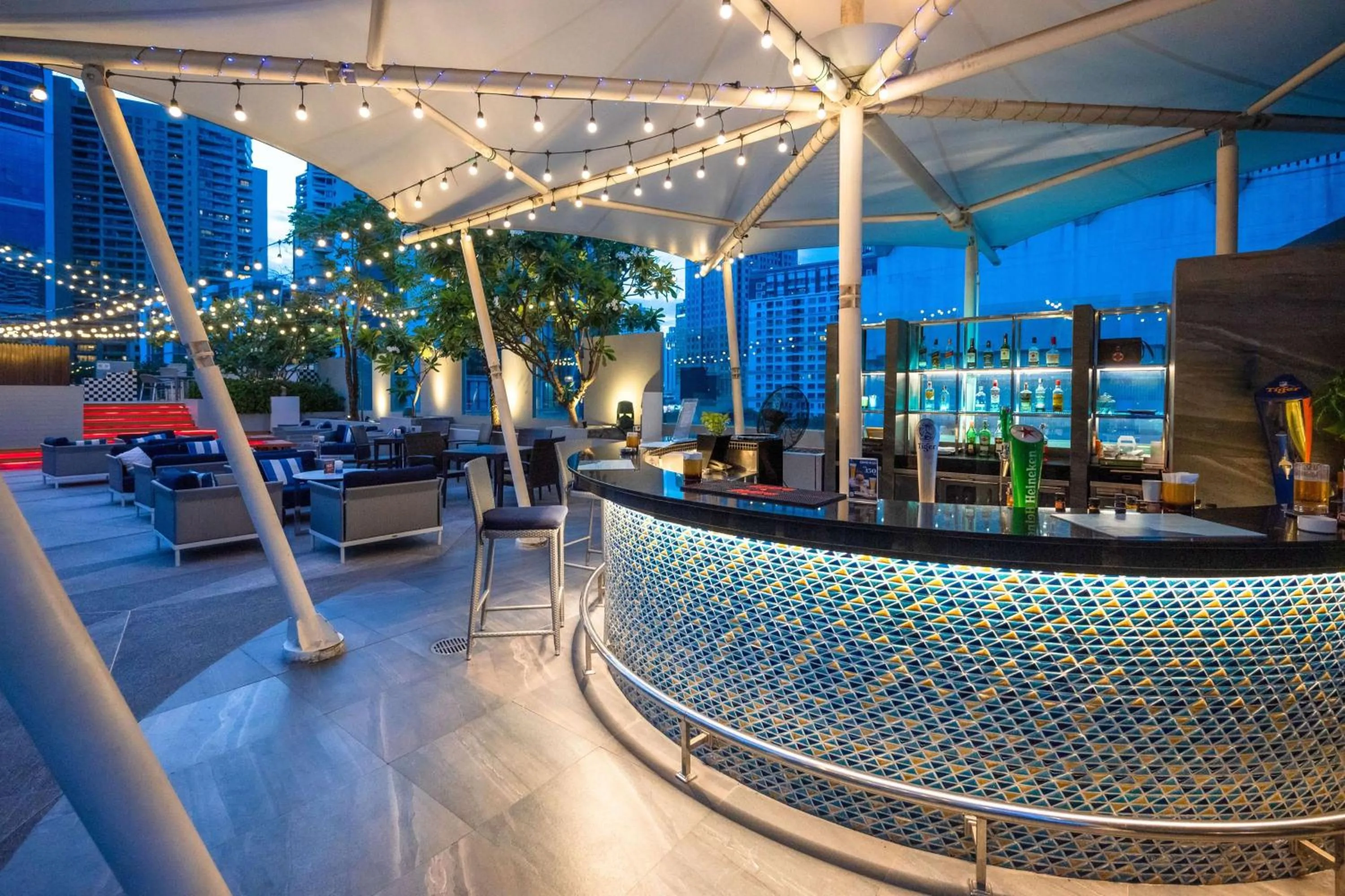 Lounge or bar in Park Plaza Bangkok Soi 18