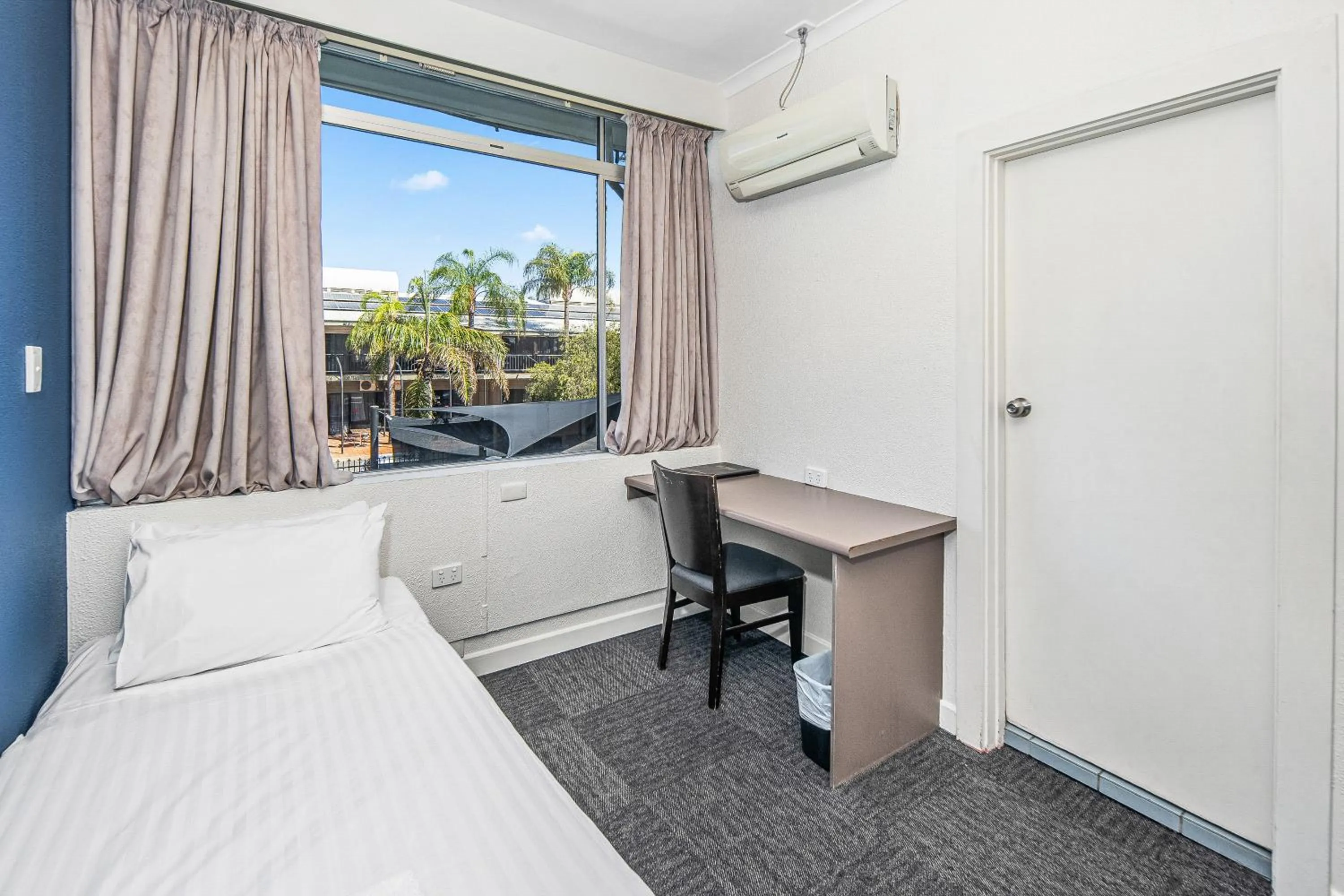 Bed in Diplomat Hotel Alice Springs