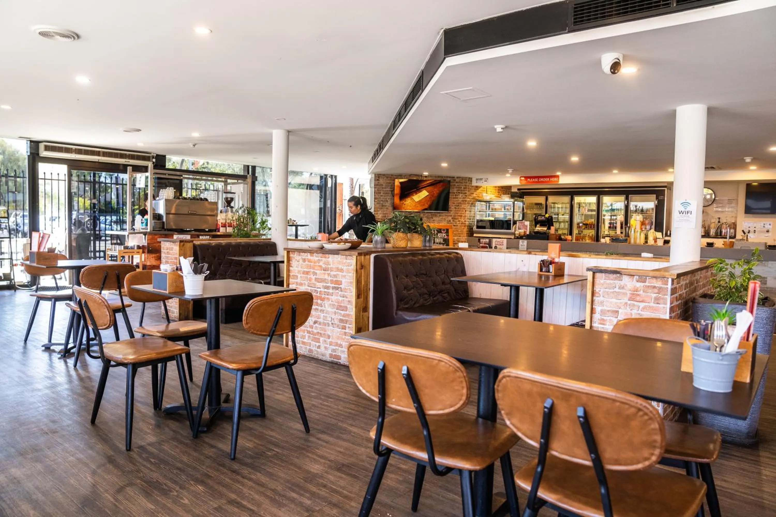 Restaurant/places to eat in Diplomat Hotel Alice Springs