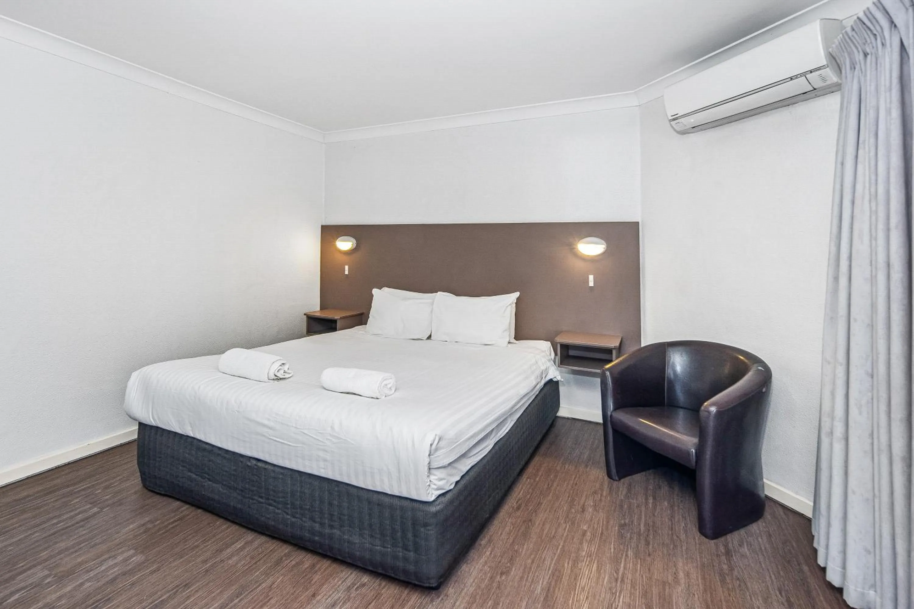 Bed in Diplomat Hotel Alice Springs