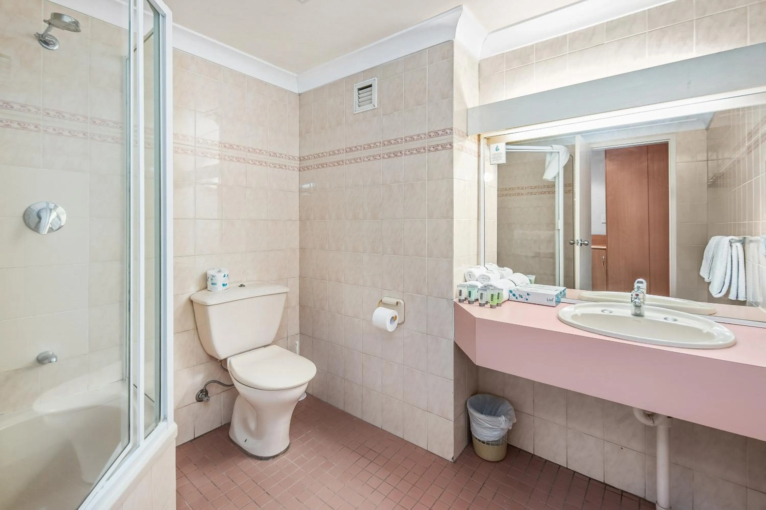 Shower in Diplomat Hotel Alice Springs