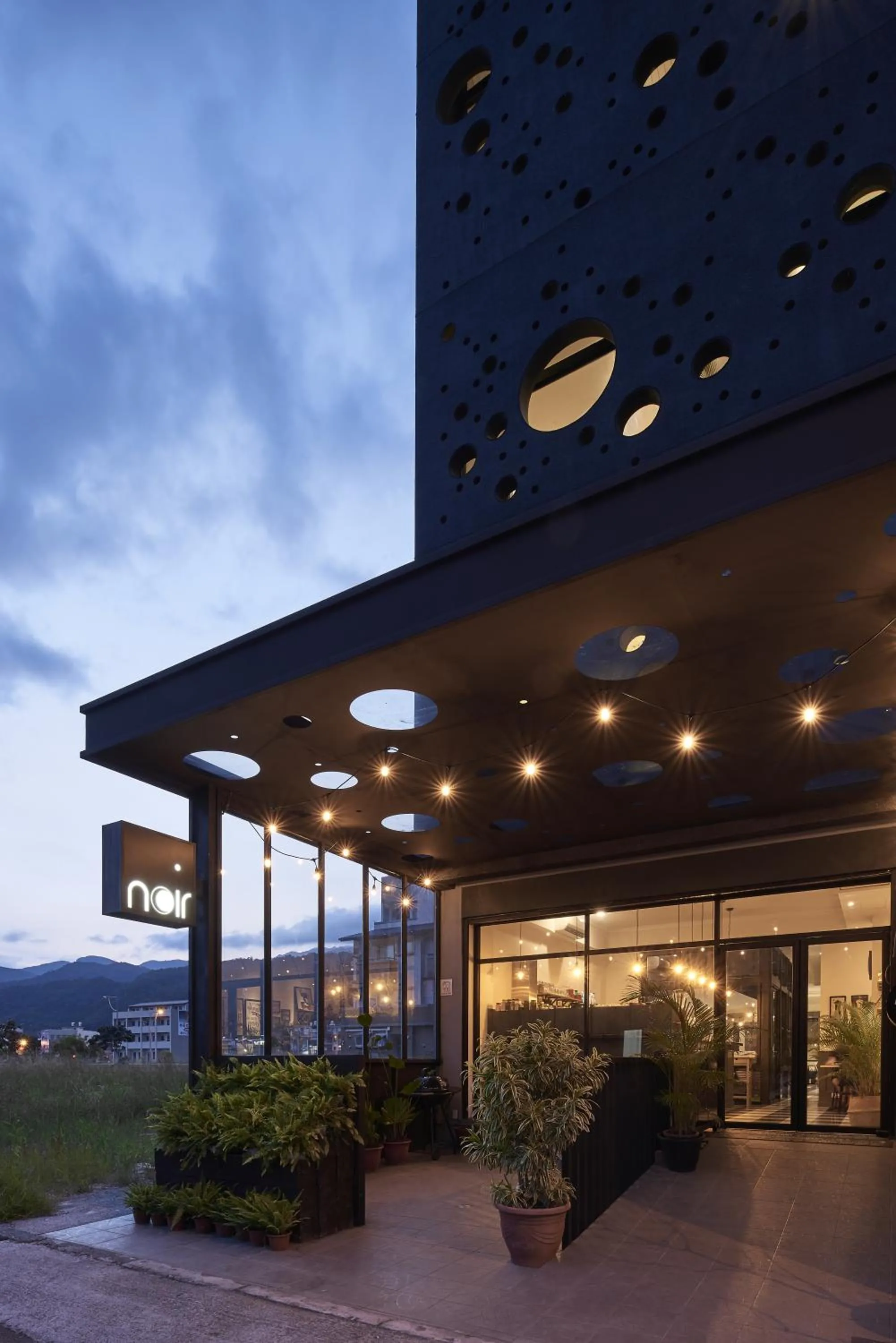 Noir Home