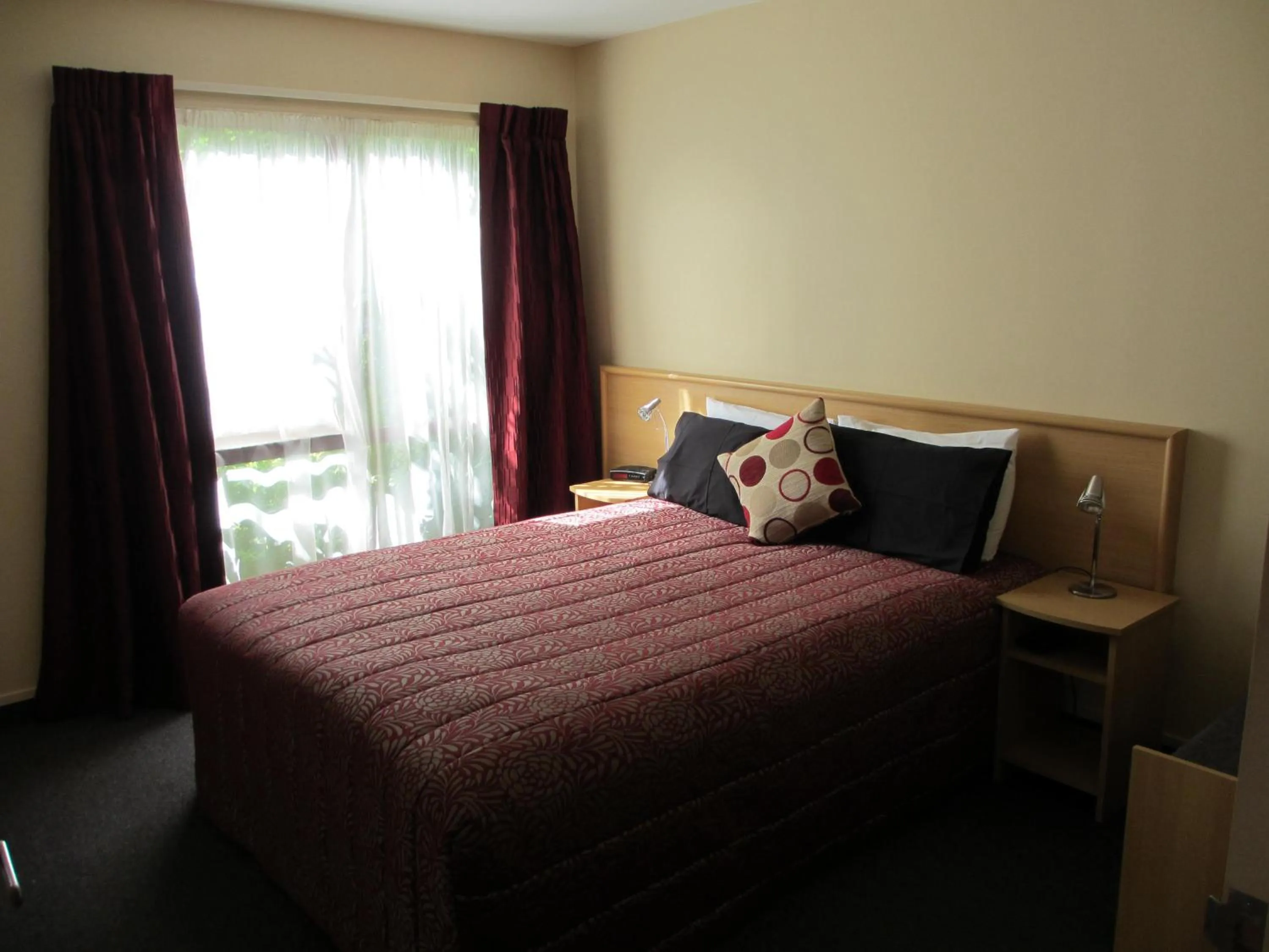Photo of the whole room, Bed in Alhambra Oaks Motor Lodge