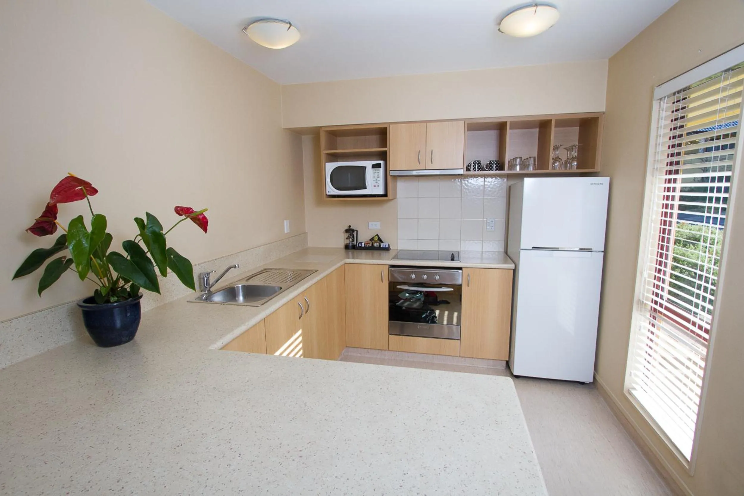 Kitchen or kitchenette in Alhambra Oaks Motor Lodge