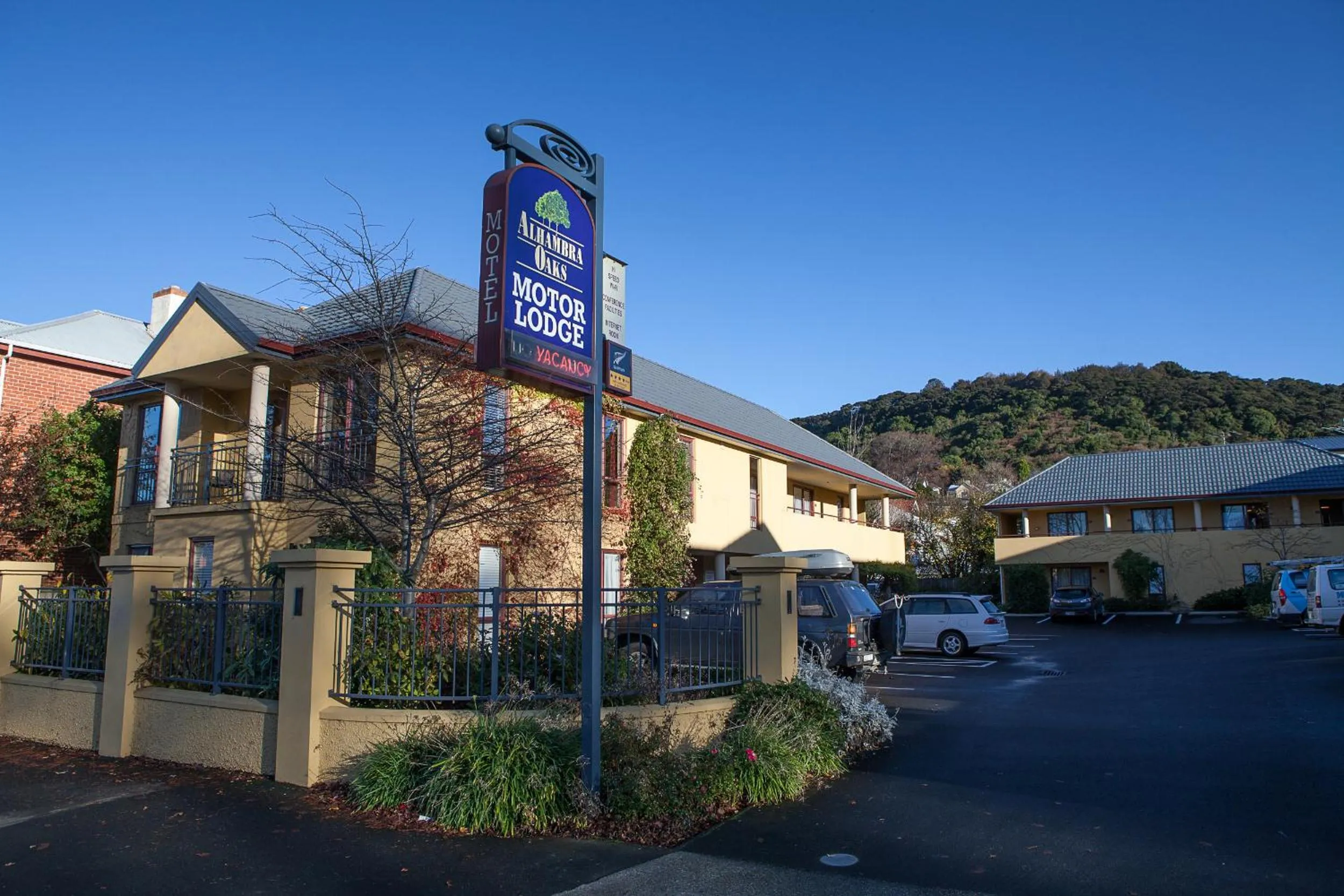 Facade/entrance in Alhambra Oaks Motor Lodge