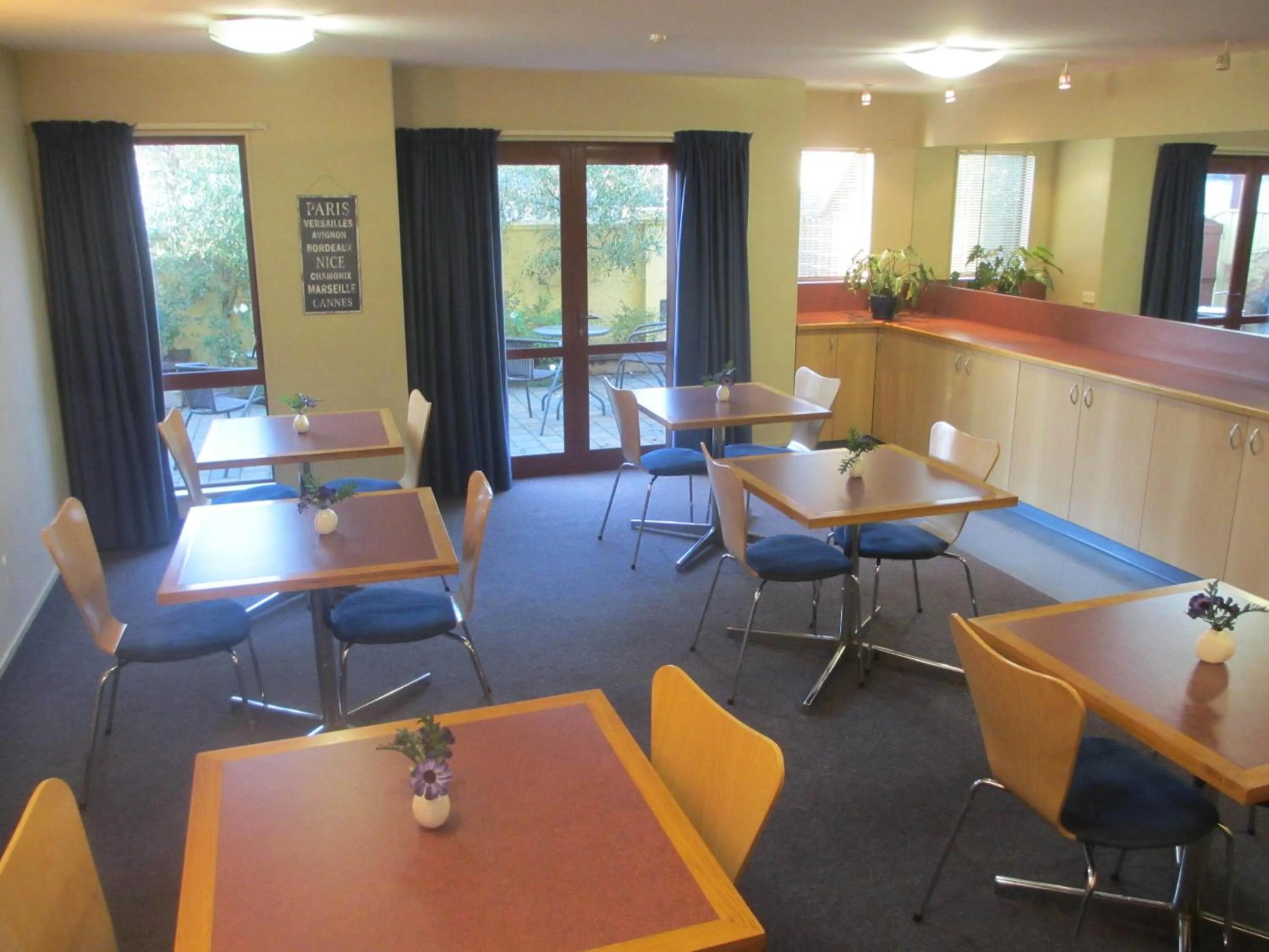 Restaurant/places to eat in Alhambra Oaks Motor Lodge