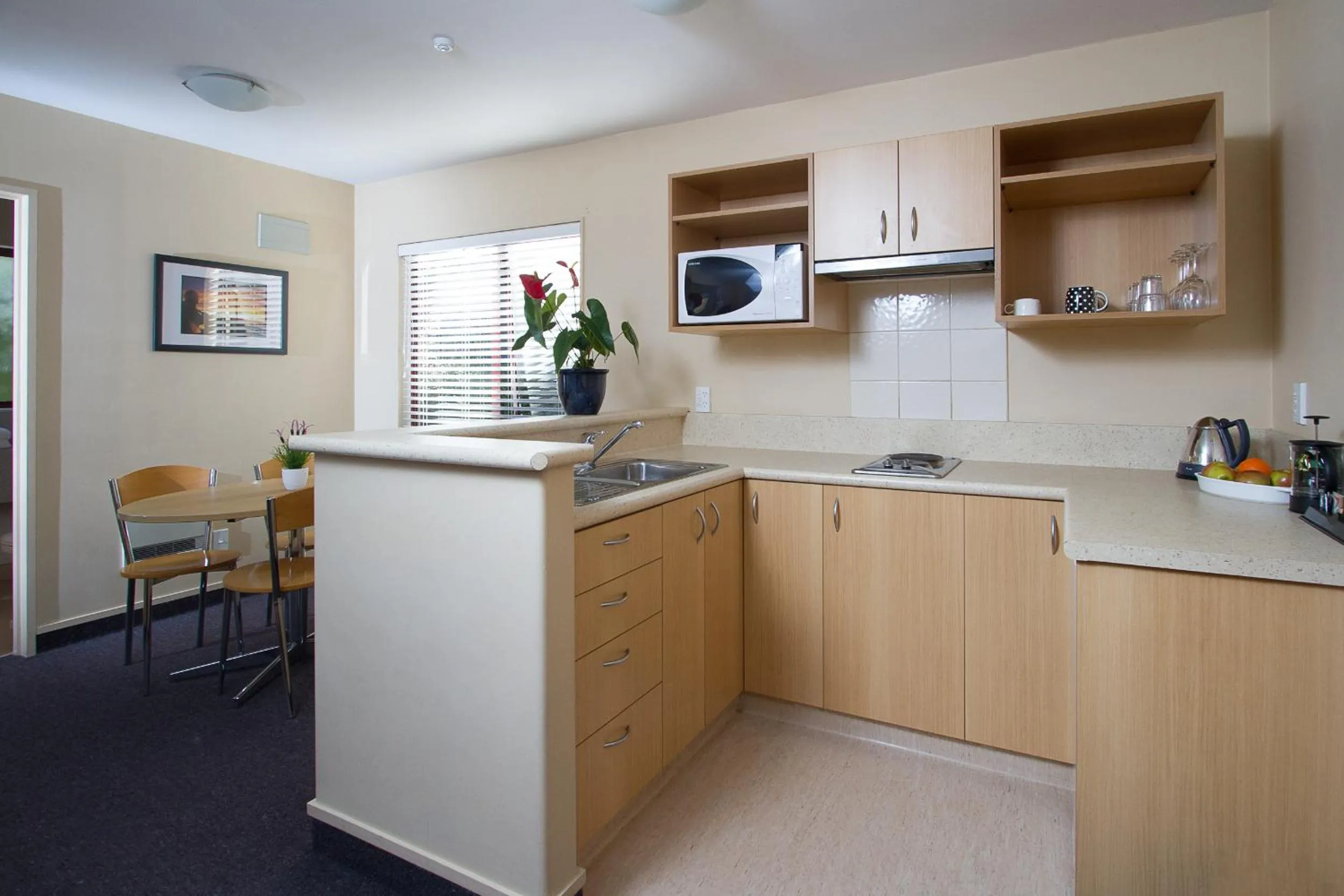 Kitchen or kitchenette in Alhambra Oaks Motor Lodge