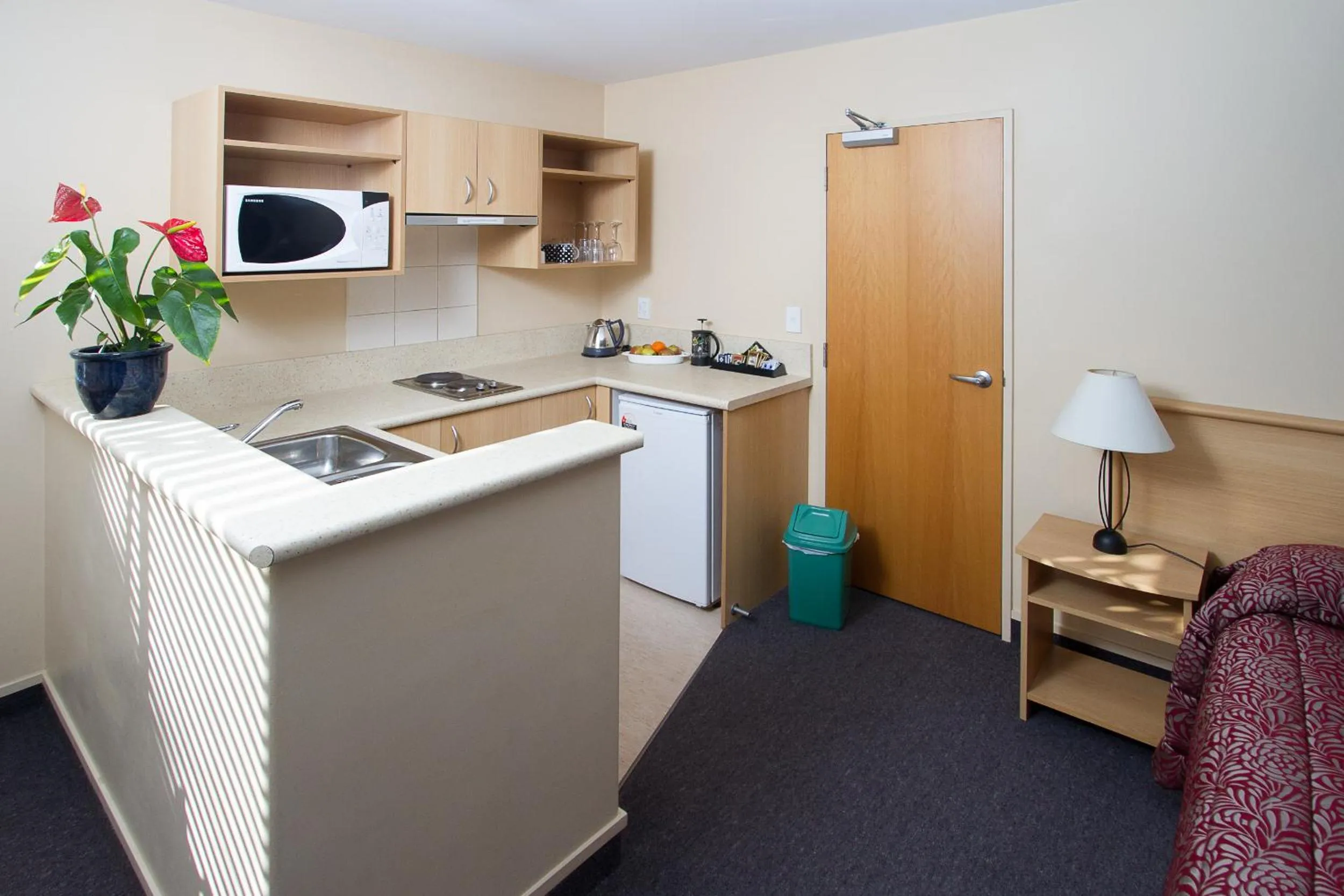 Kitchen or kitchenette in Alhambra Oaks Motor Lodge