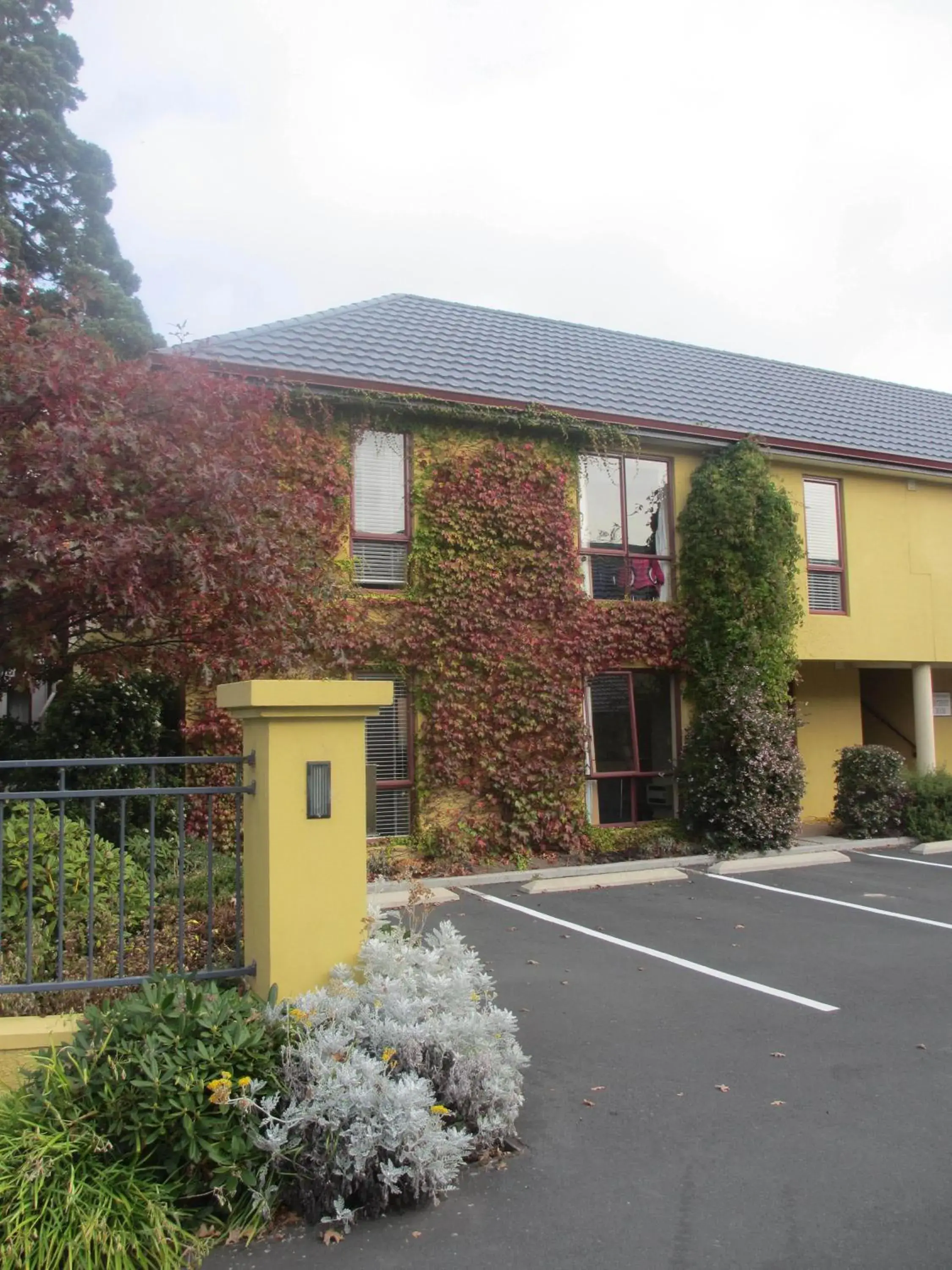 Facade/entrance in Alhambra Oaks Motor Lodge Facade/entrance in Alhambra Oaks Motor Lodge