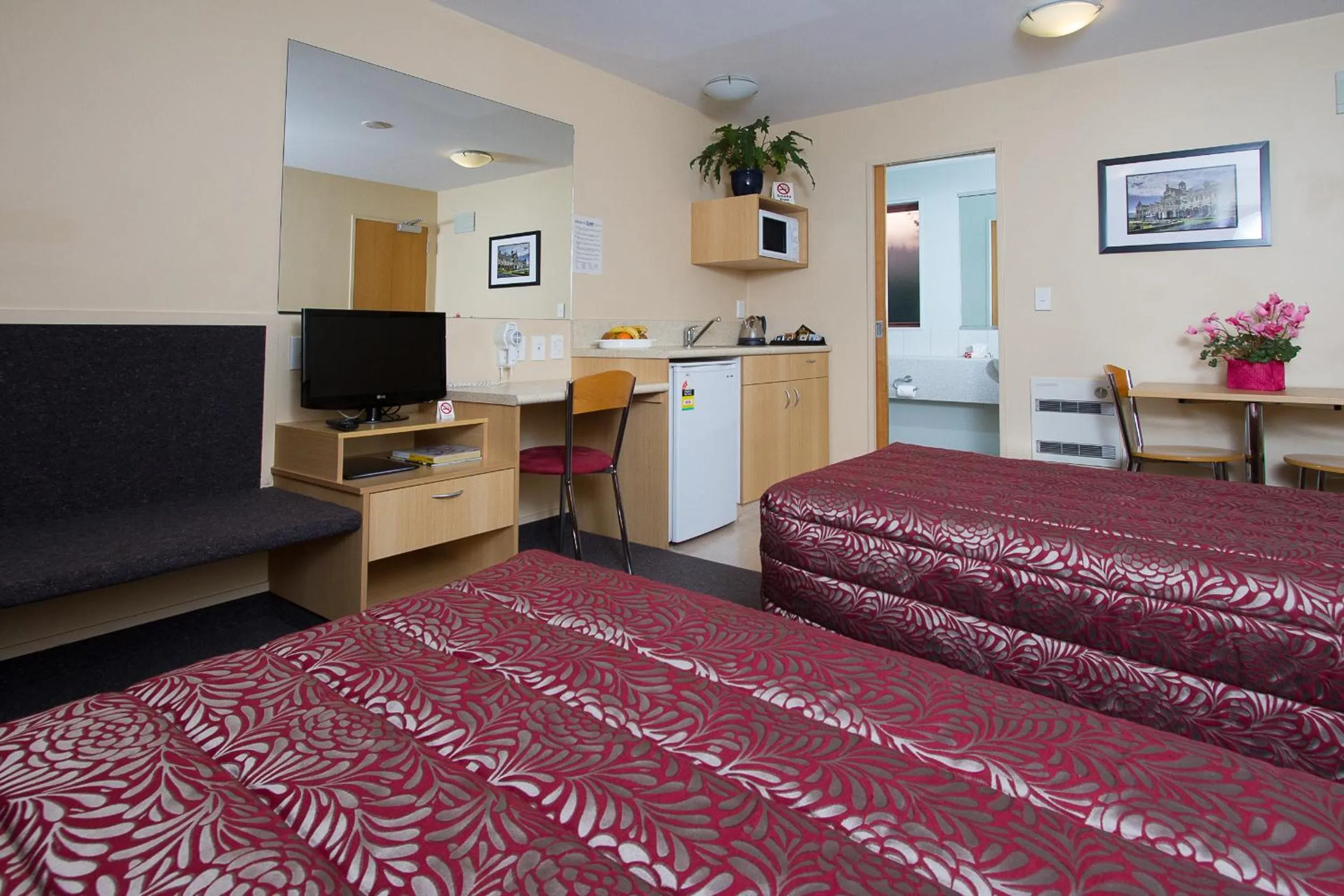 TV and multimedia in Alhambra Oaks Motor Lodge