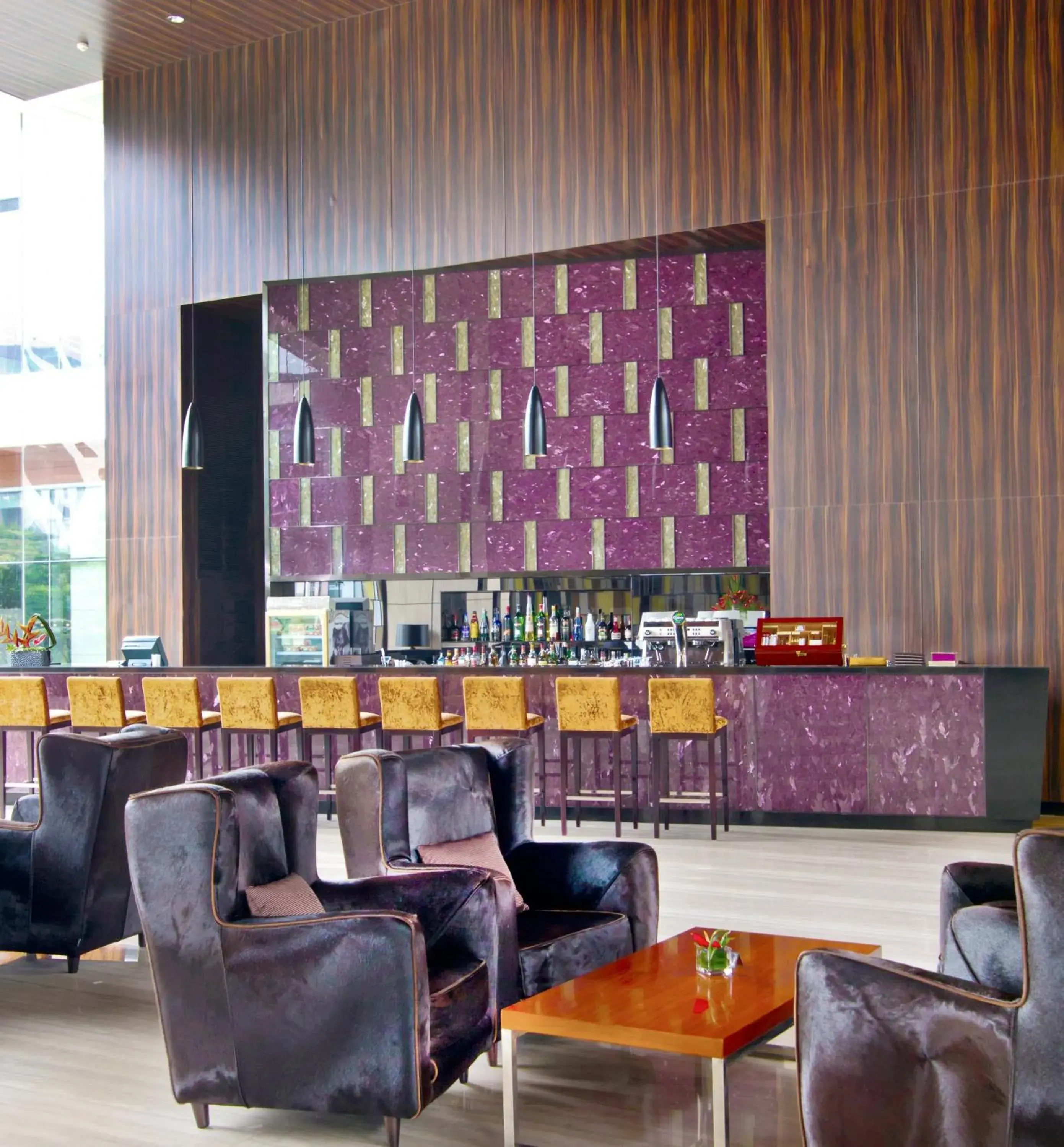 Lounge or bar in Crowne Plaza Guangzhou Huadu by IHG Lounge or bar in Crowne Plaza Guangzhou Huadu by IHG