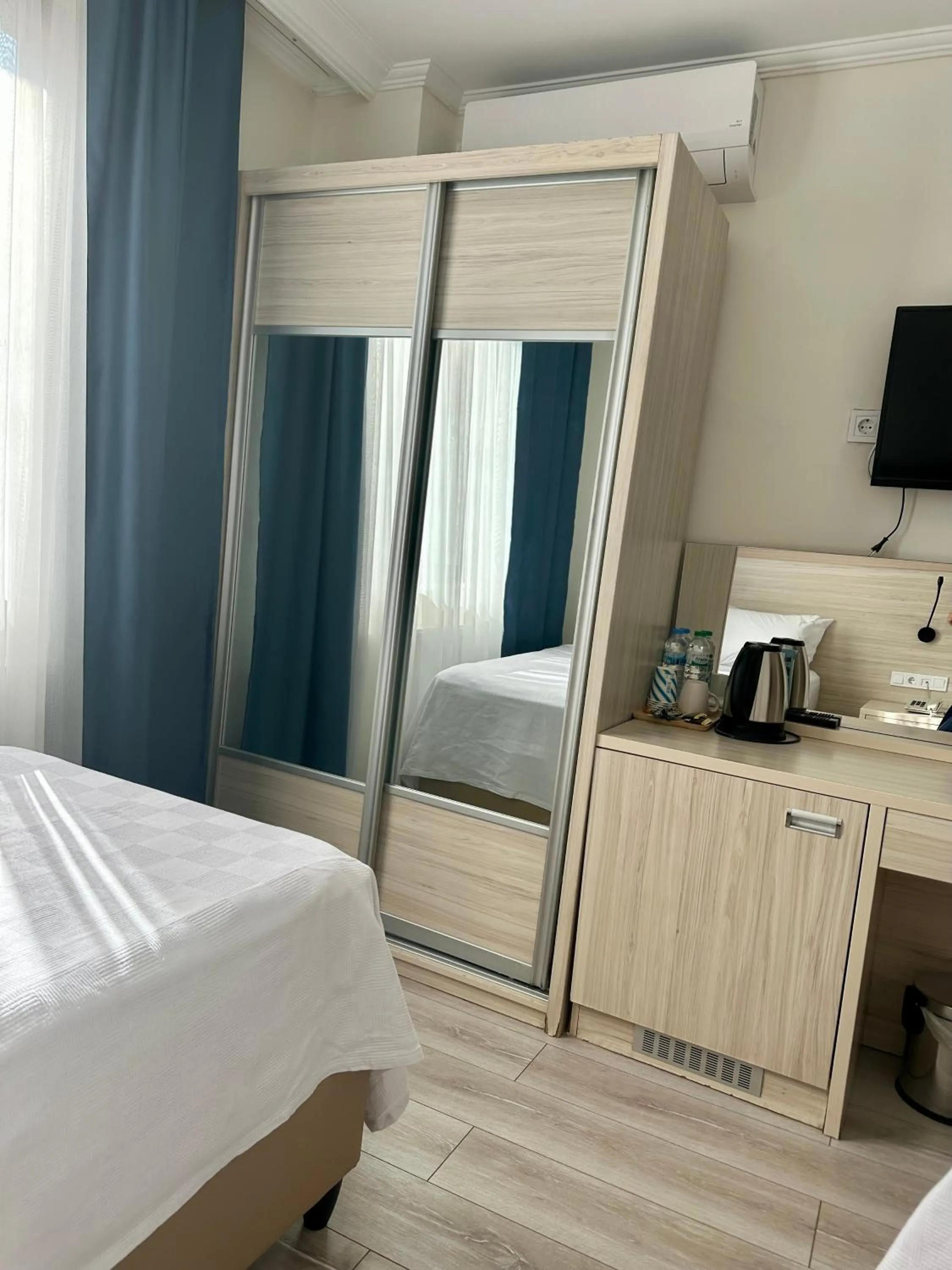 wardrobe, Bed in The Yücedağ Hotel