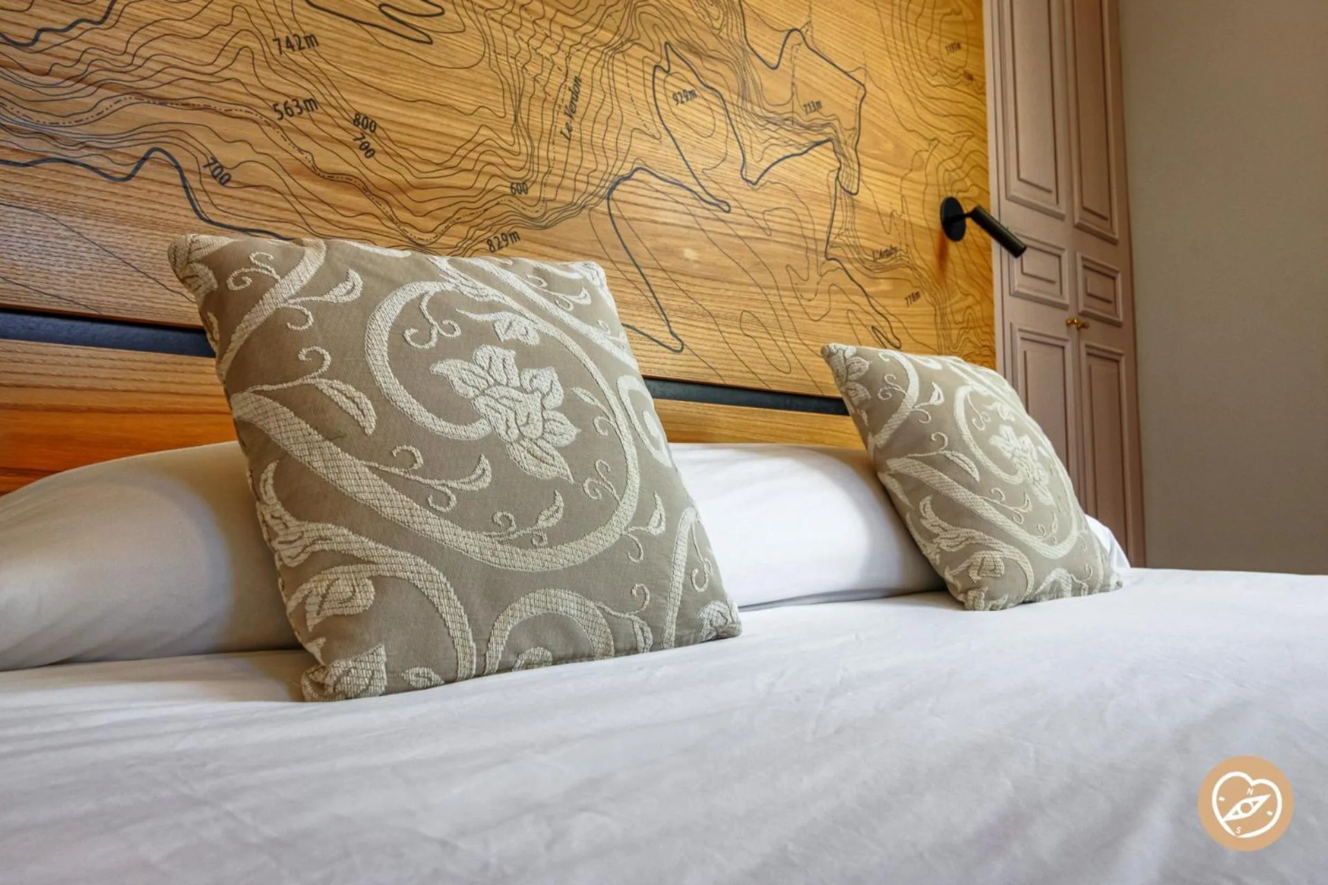 Bed in Hotel Les Restanques De Moustiers