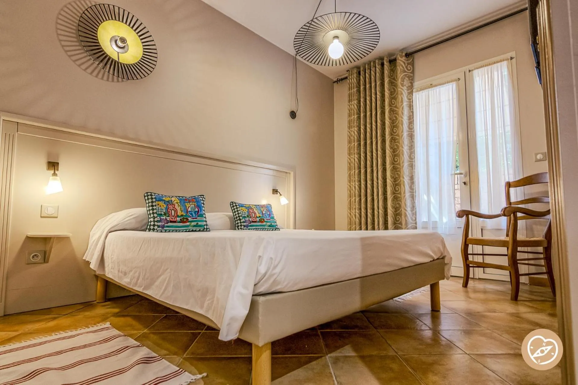 Bed in Hotel Les Restanques De Moustiers
