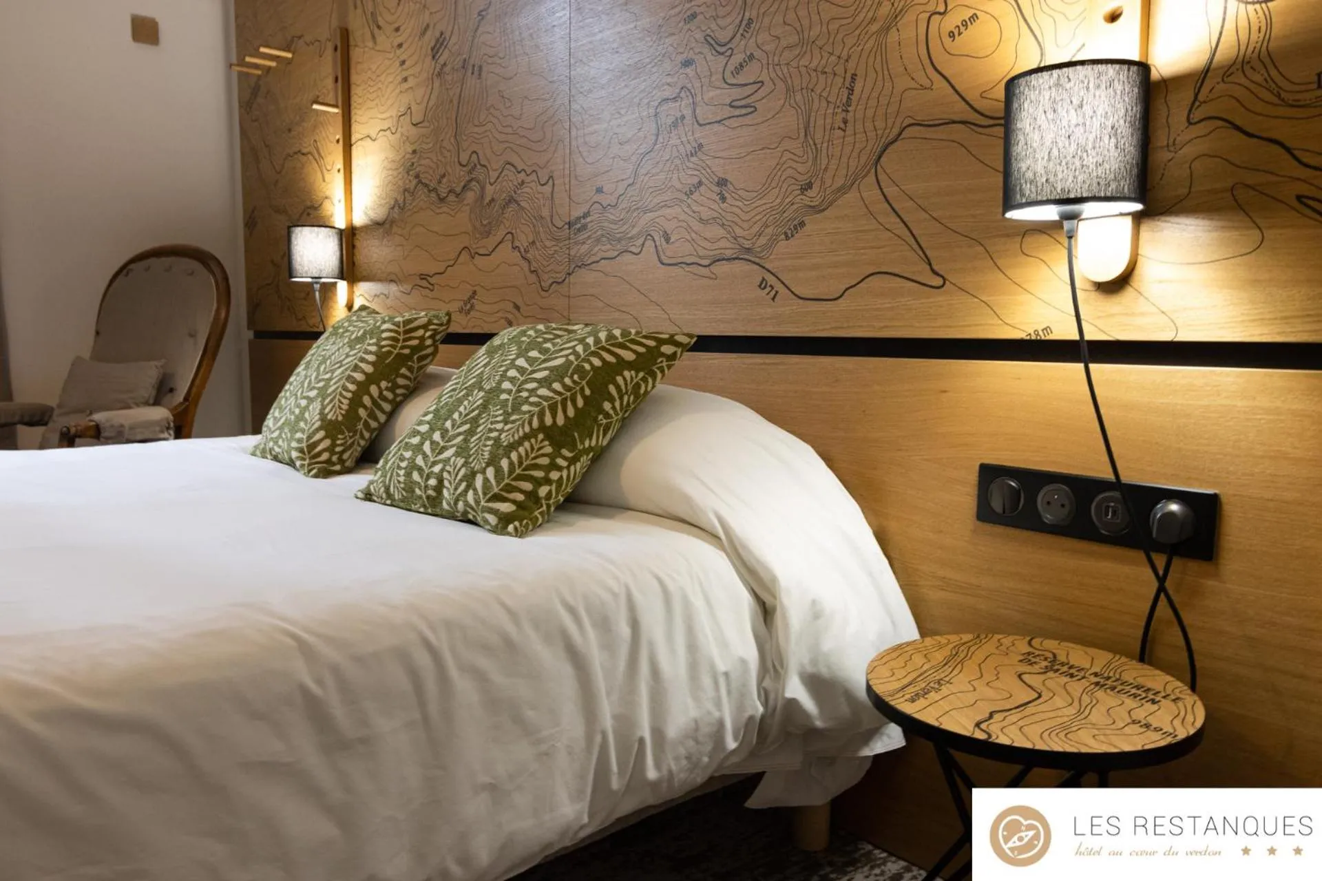 Bed in Hotel Les Restanques De Moustiers