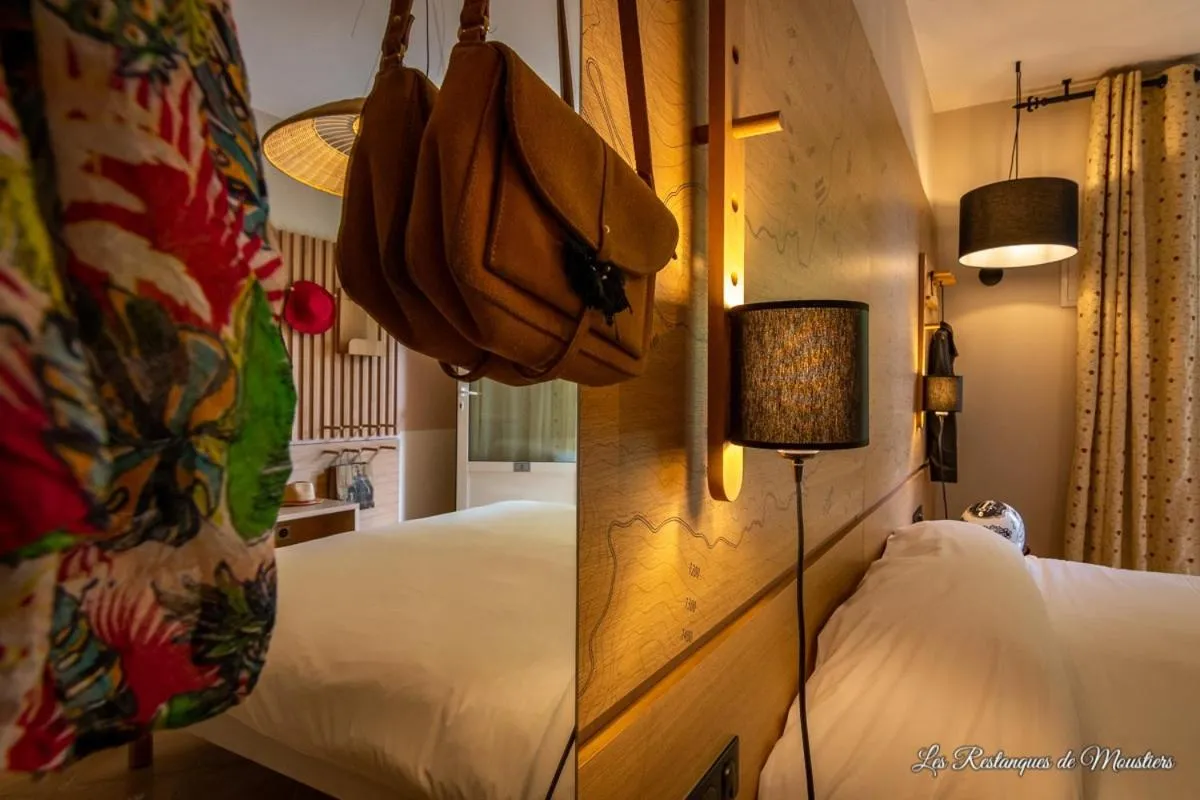 Bed in Hotel Les Restanques De Moustiers