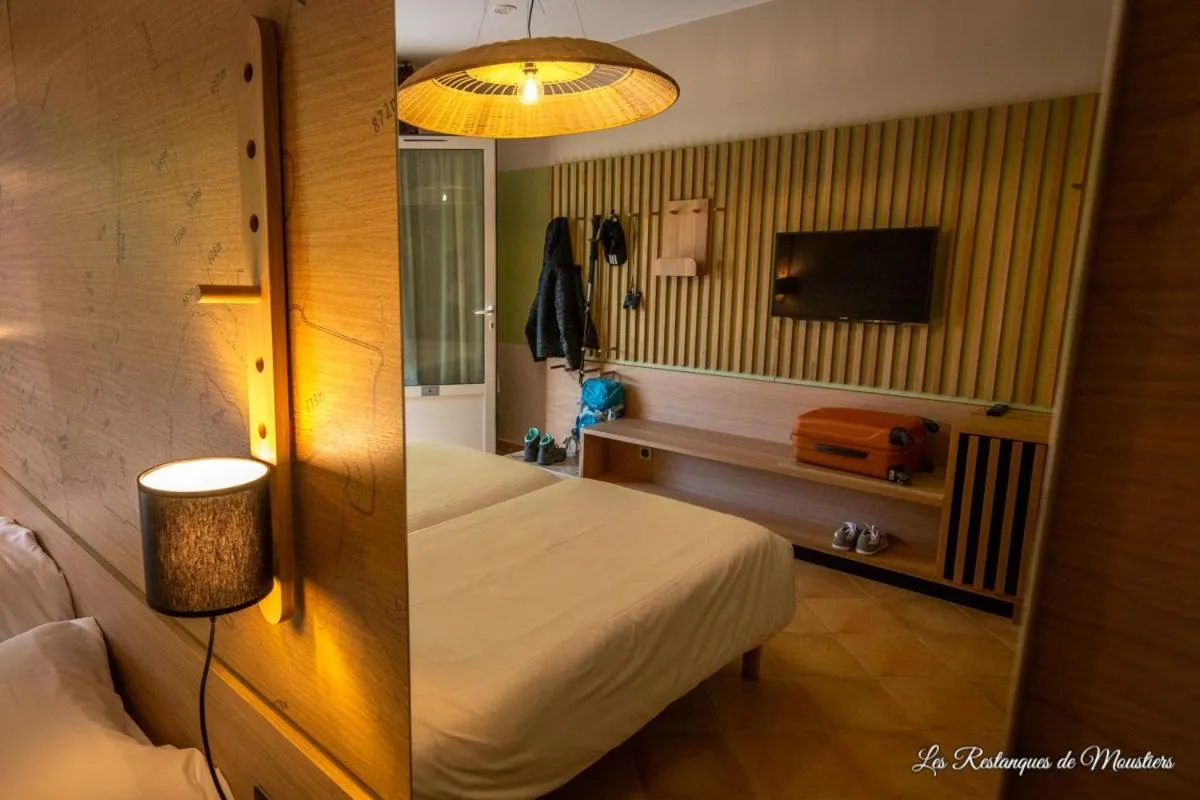 Bed in Hotel Les Restanques De Moustiers