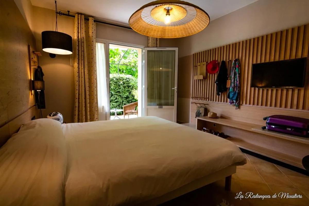 Bed in Hotel Les Restanques De Moustiers