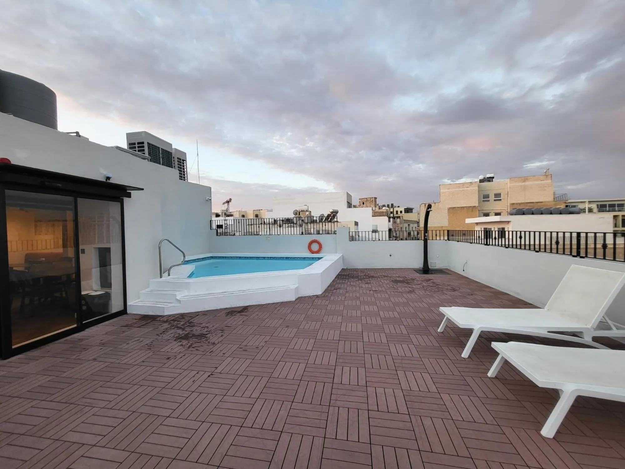 Swimming pool in Carlton Hotel